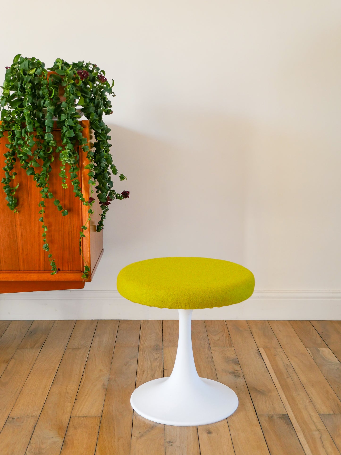 Tabouret en plastique à pieds tulipe et tissus en laine bouillie Vert, entièrement retapissé, Design,1970