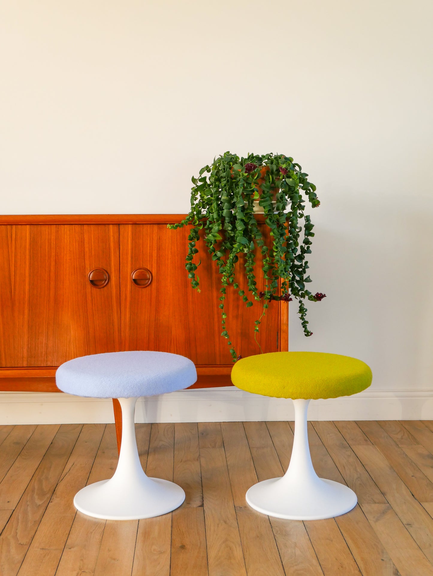 Tabouret en plastique à pieds tulipe et tissus en laine bouillie Vert, entièrement retapissé, Design,1970