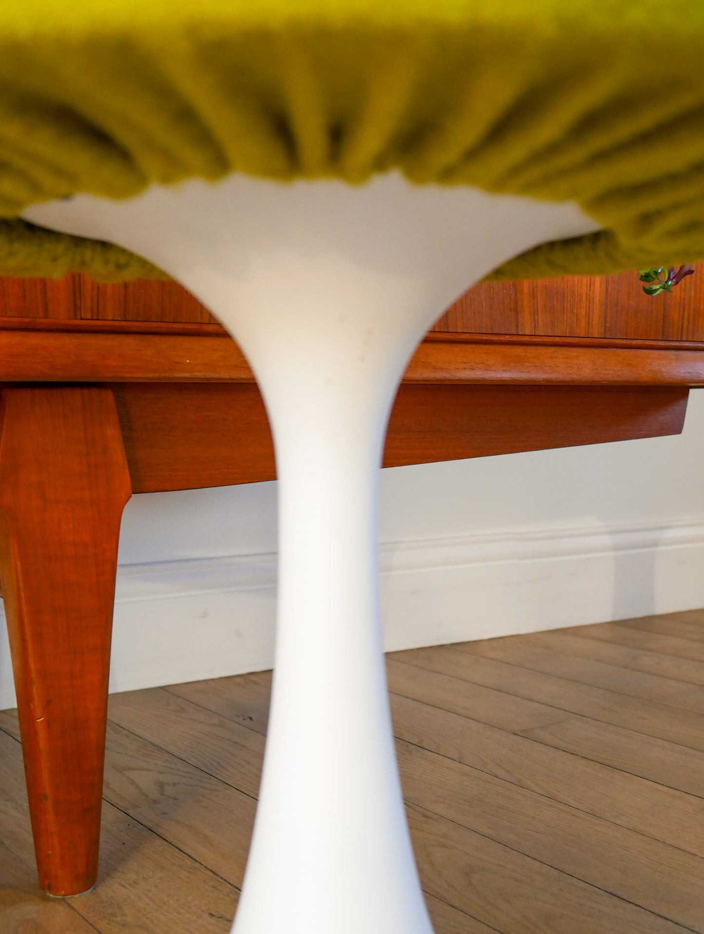 Tabouret en plastique à pieds tulipe et tissus en laine bouillie Vert, entièrement retapissé, Design,1970