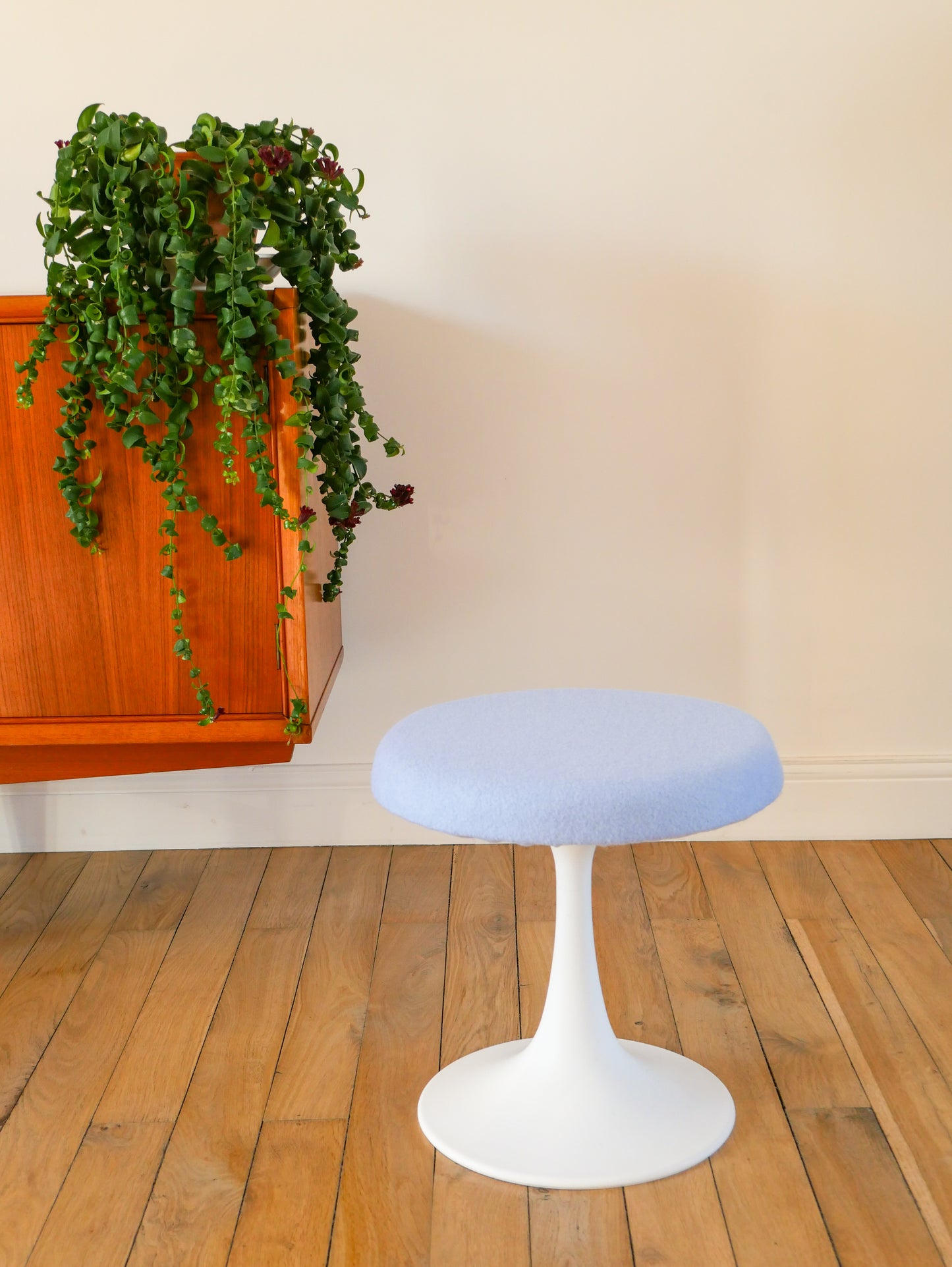 Tabouret en plastique à pieds tulipe et tissus en laine bouillie Baby Blue, entièrement retapissé, Design,1970