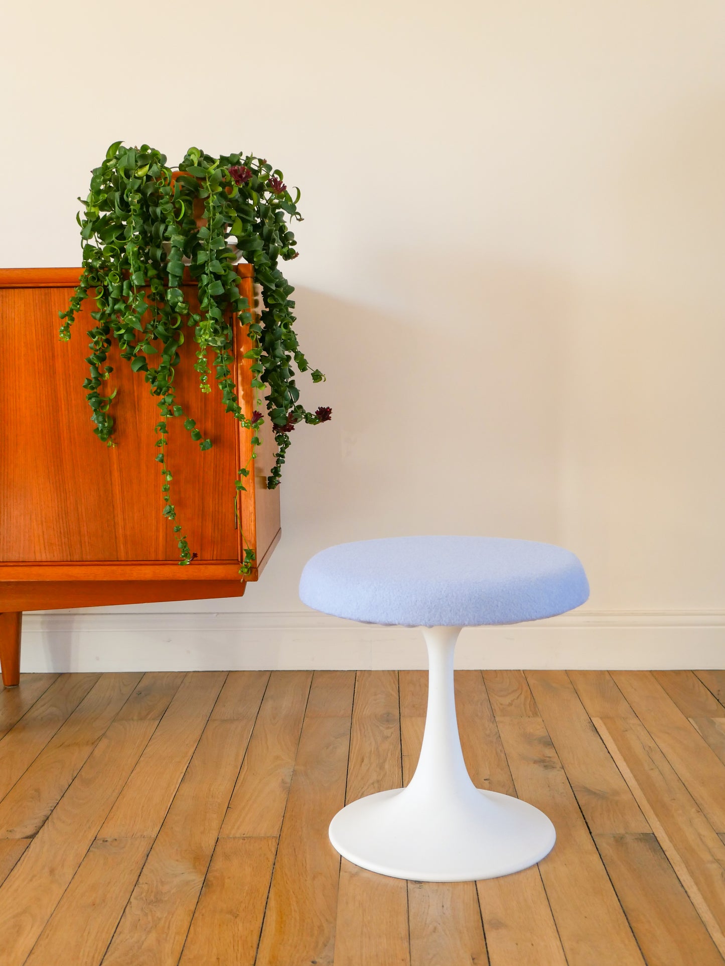 Tabouret en plastique à pieds tulipe et tissus en laine bouillie Baby Blue, entièrement retapissé, Design,1970