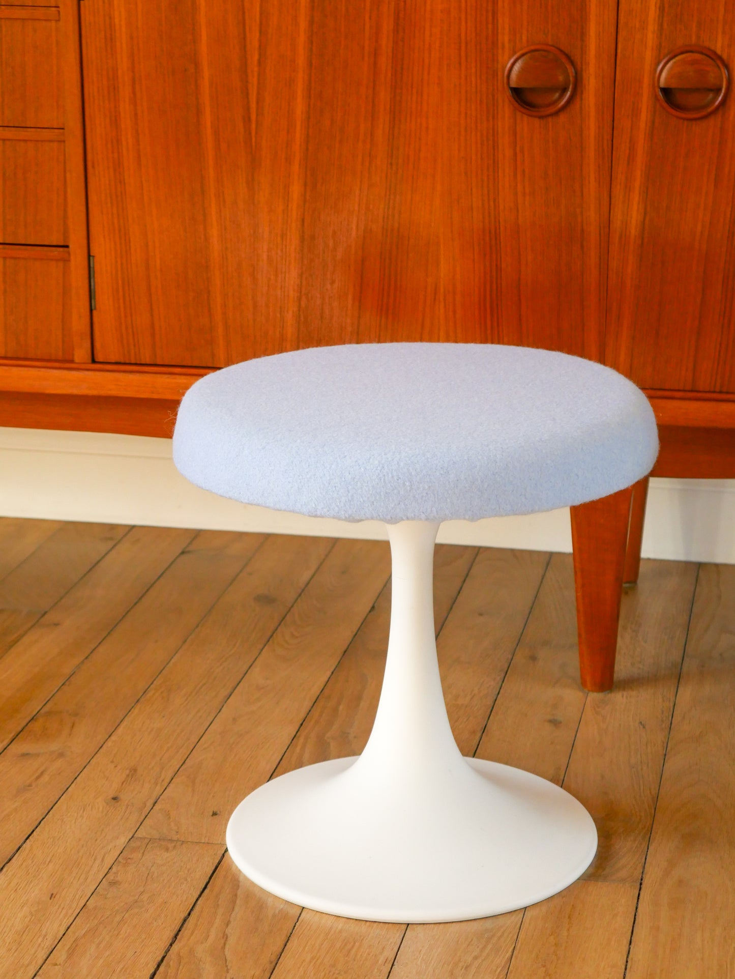 Tabouret en plastique à pieds tulipe et tissus en laine bouillie Baby Blue, entièrement retapissé, Design,1970