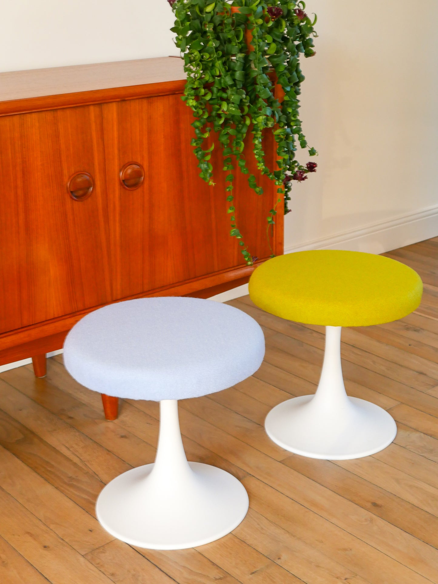 Tabouret en plastique à pieds tulipe et tissus en laine bouillie Vert, entièrement retapissé, Design,1970