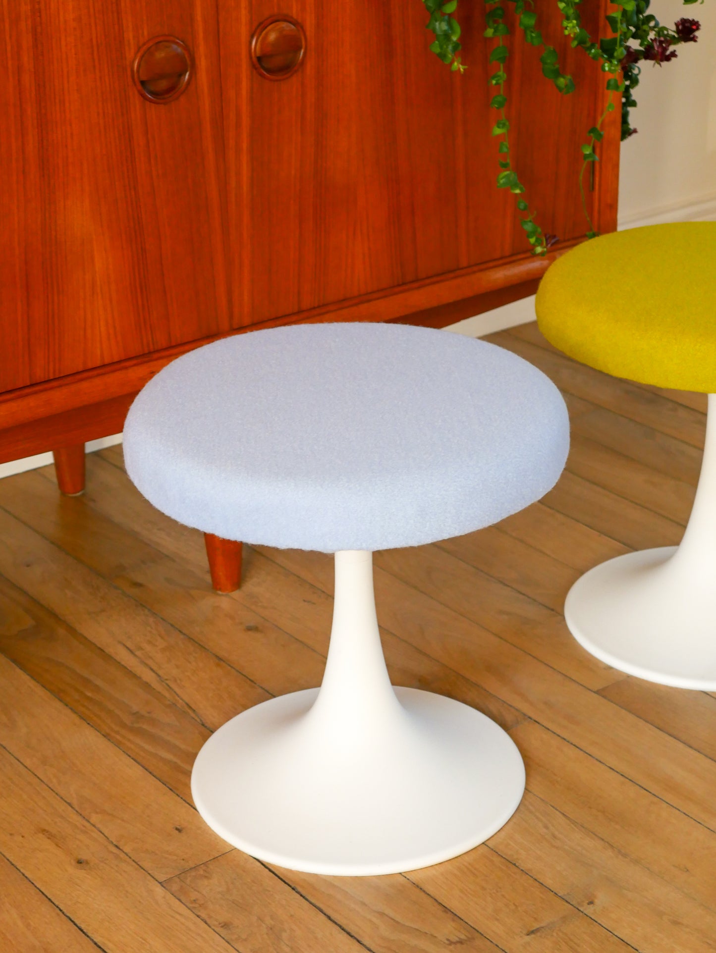 Tabouret en plastique à pieds tulipe et tissus en laine bouillie Baby Blue, entièrement retapissé, Design,1970