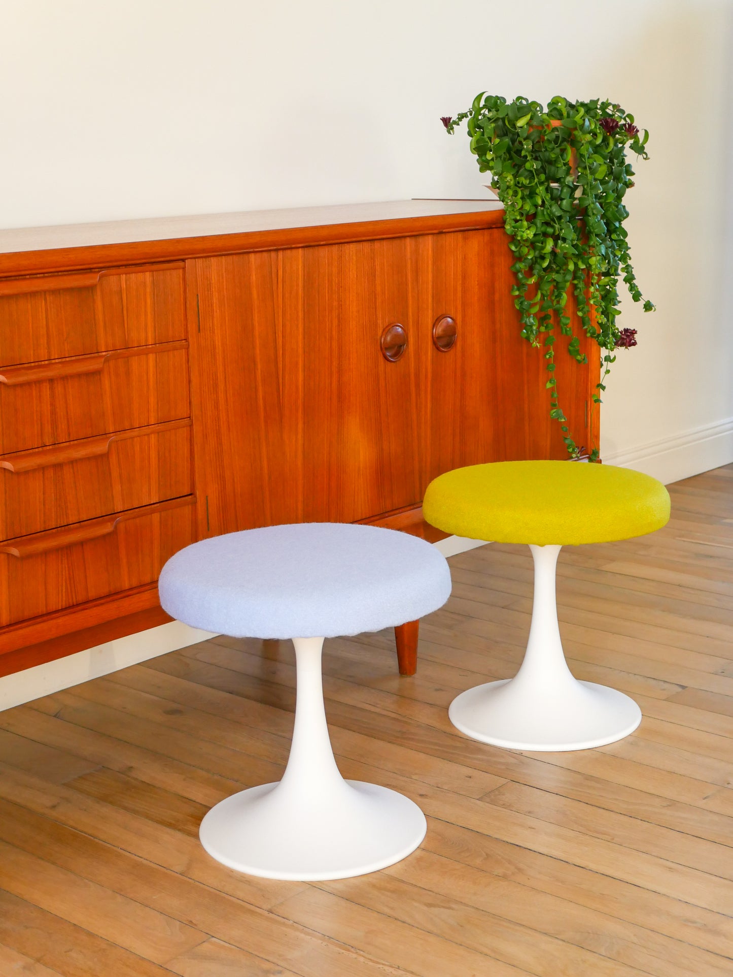 Tabouret en plastique à pieds tulipe et tissus en laine bouillie Baby Blue, entièrement retapissé, Design,1970