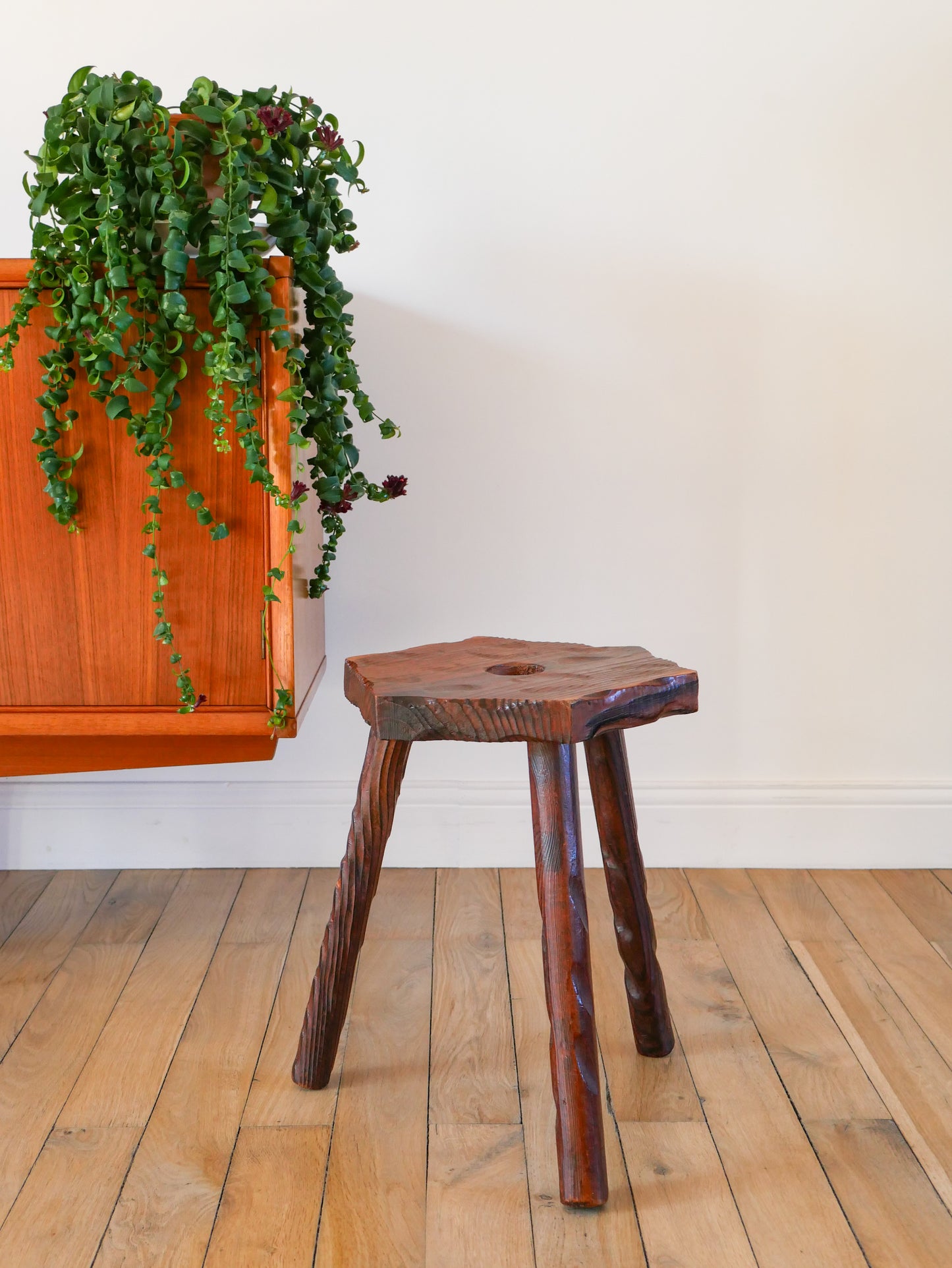 Tabouret tripode en bois, travail Populaire, 1950