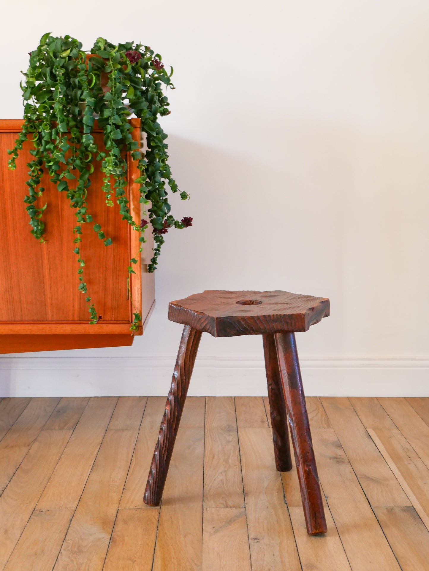 Tabouret tripode en bois, travail Populaire, 1950