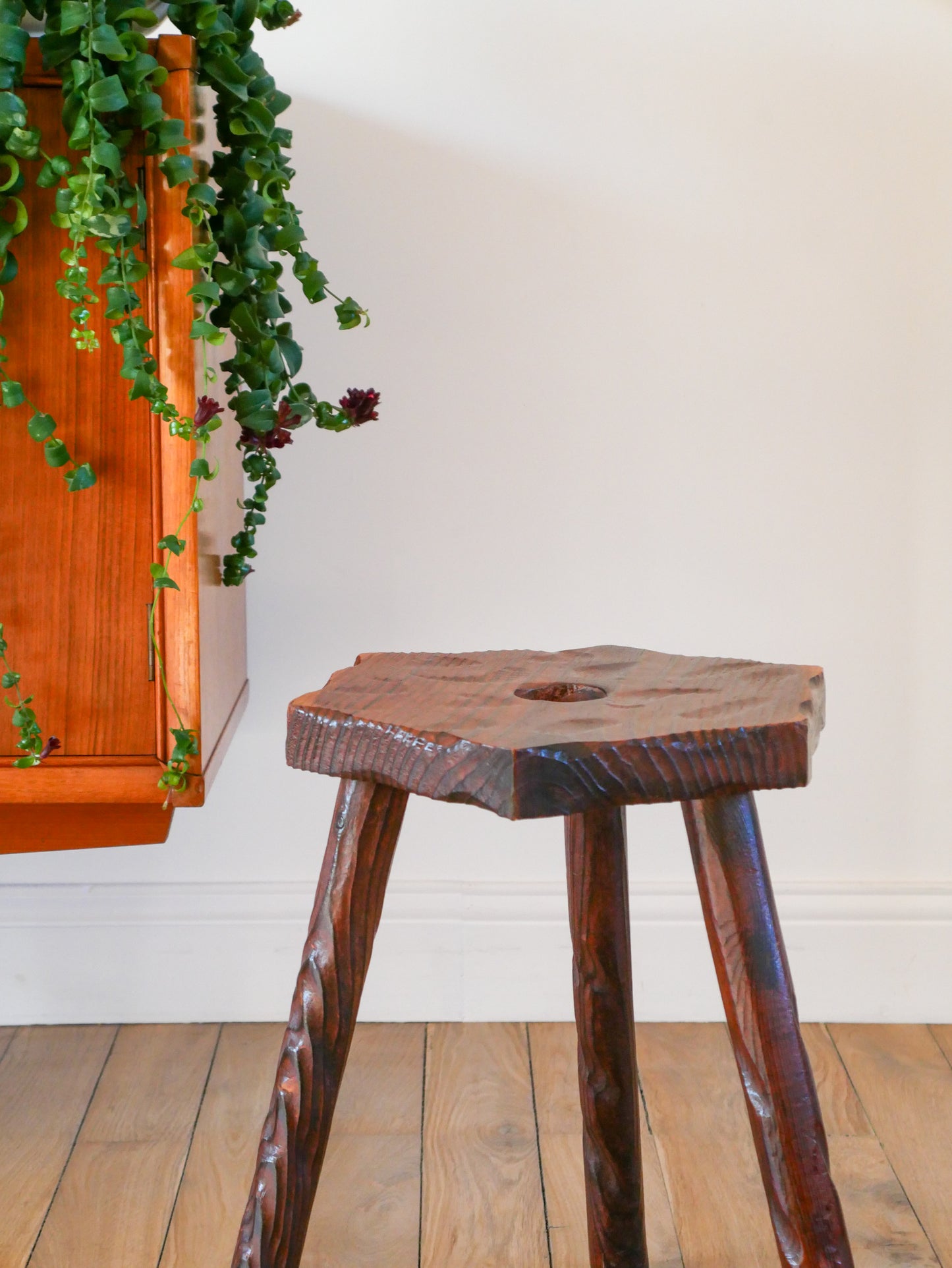 Tabouret tripode en bois, travail Populaire, 1950