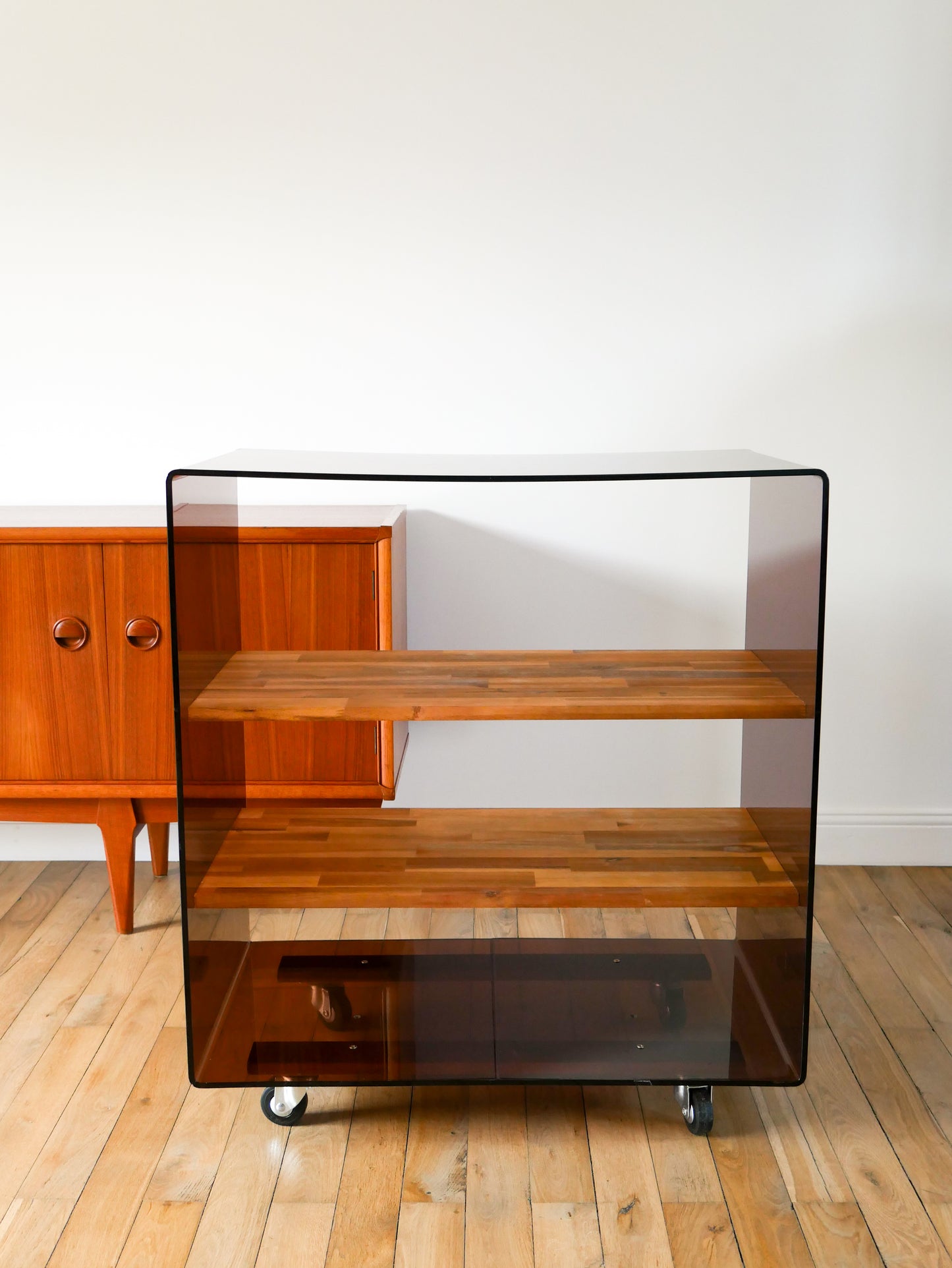 Cube étagère en plexi sur roulettes, étagères en acacia massif, Michel Dumas pour Rochebobois, Design, 1970