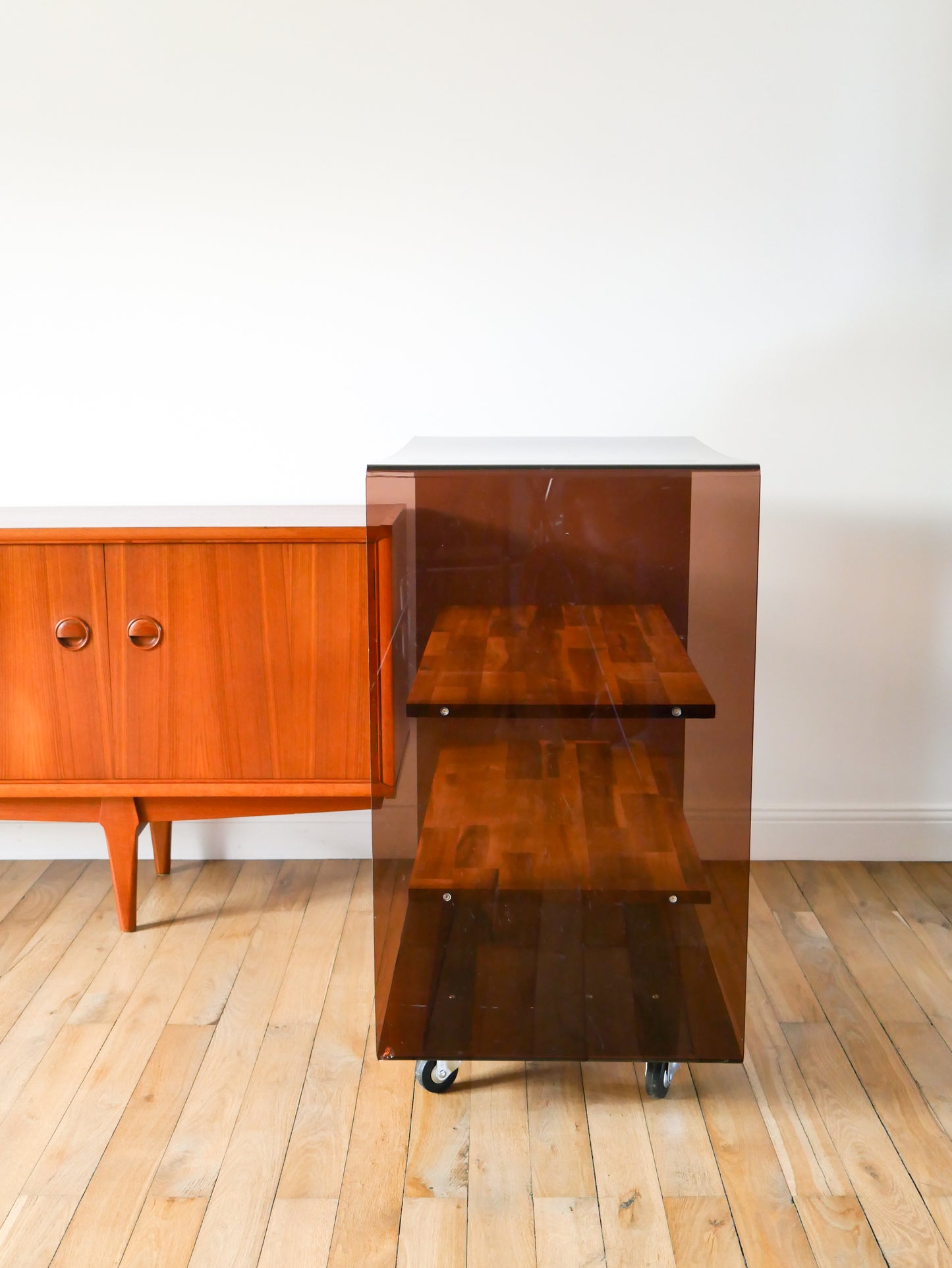 Cube étagère en plexi sur roulettes, étagères en acacia massif, Michel Dumas pour Rochebobois, Design, 1970