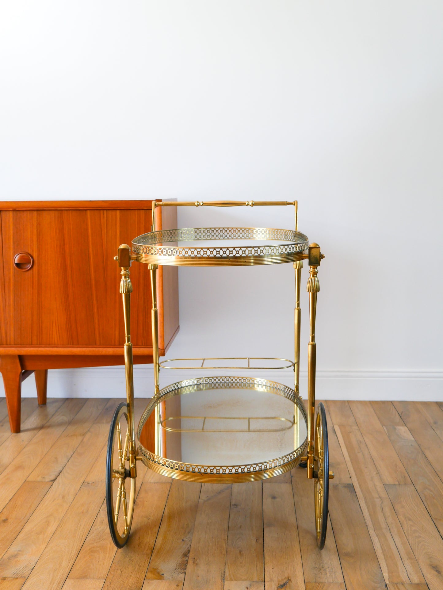 Desserte roulante en laiton doré, verre et miroir, grandes roues, 1950