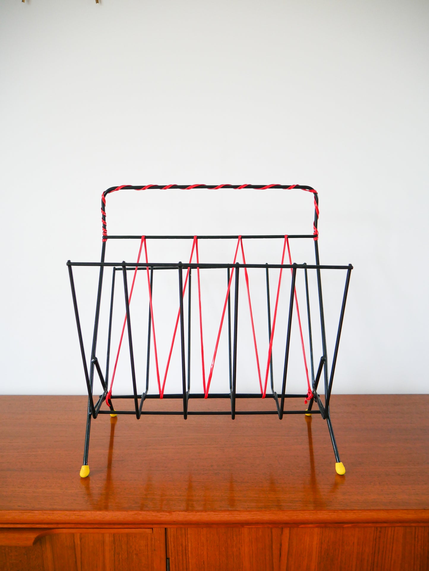 Porte-revues en métal noir et scoubidou rouge, Design 1960