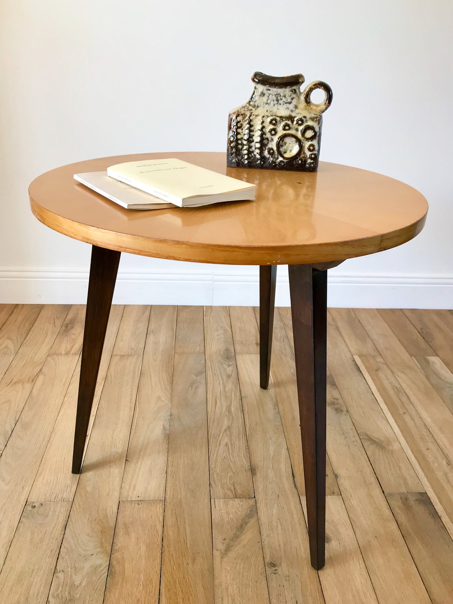 Table basse tripode en bois et marqueterie bicolore, Design Scandinave, 1960