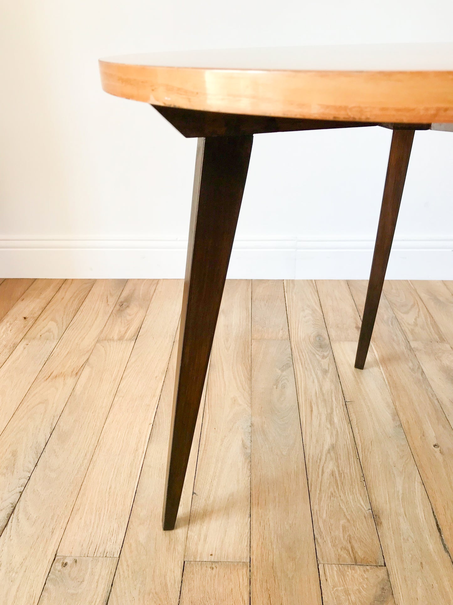 Table basse tripode en bois et marqueterie bicolore, Design Scandinave, 1960