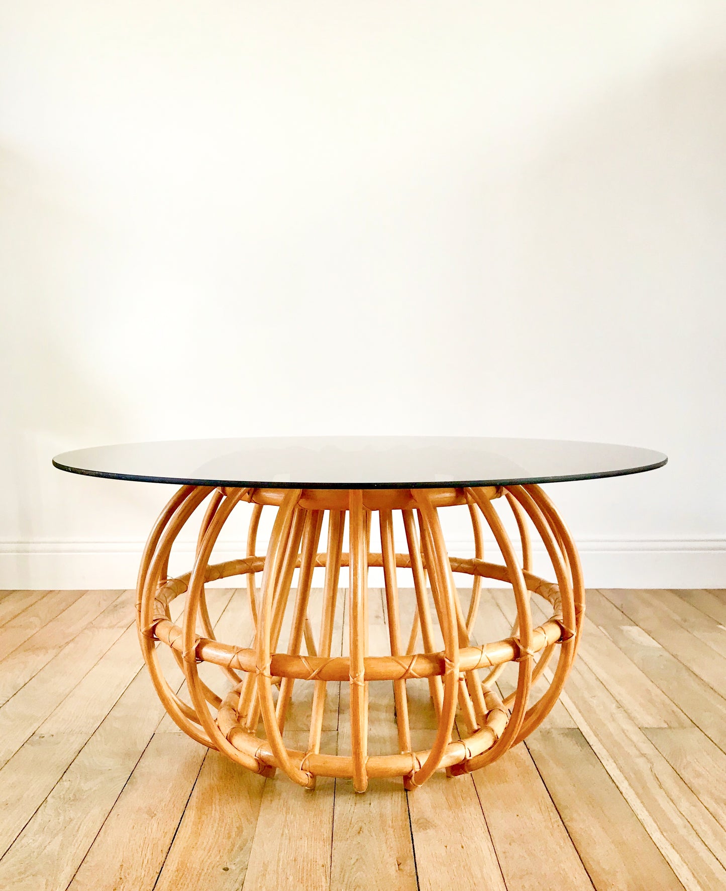 Table basse ronde design en rotin et verre fumé, 1970