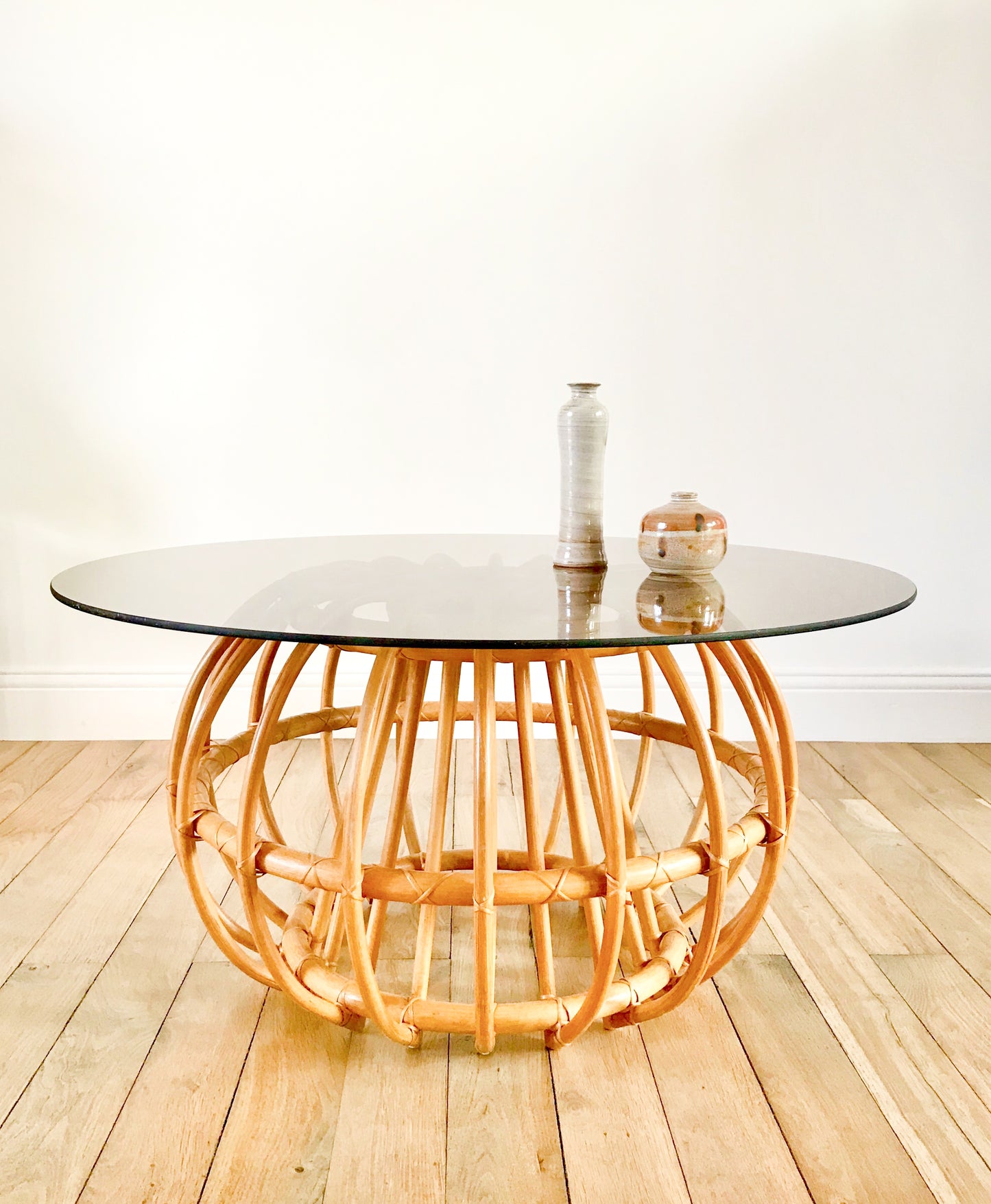 Table basse ronde design en rotin et verre fumé, 1970