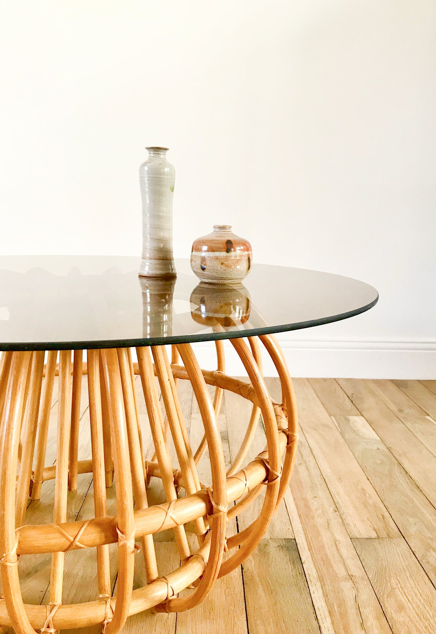 Table basse ronde design en rotin et verre fumé, 1970