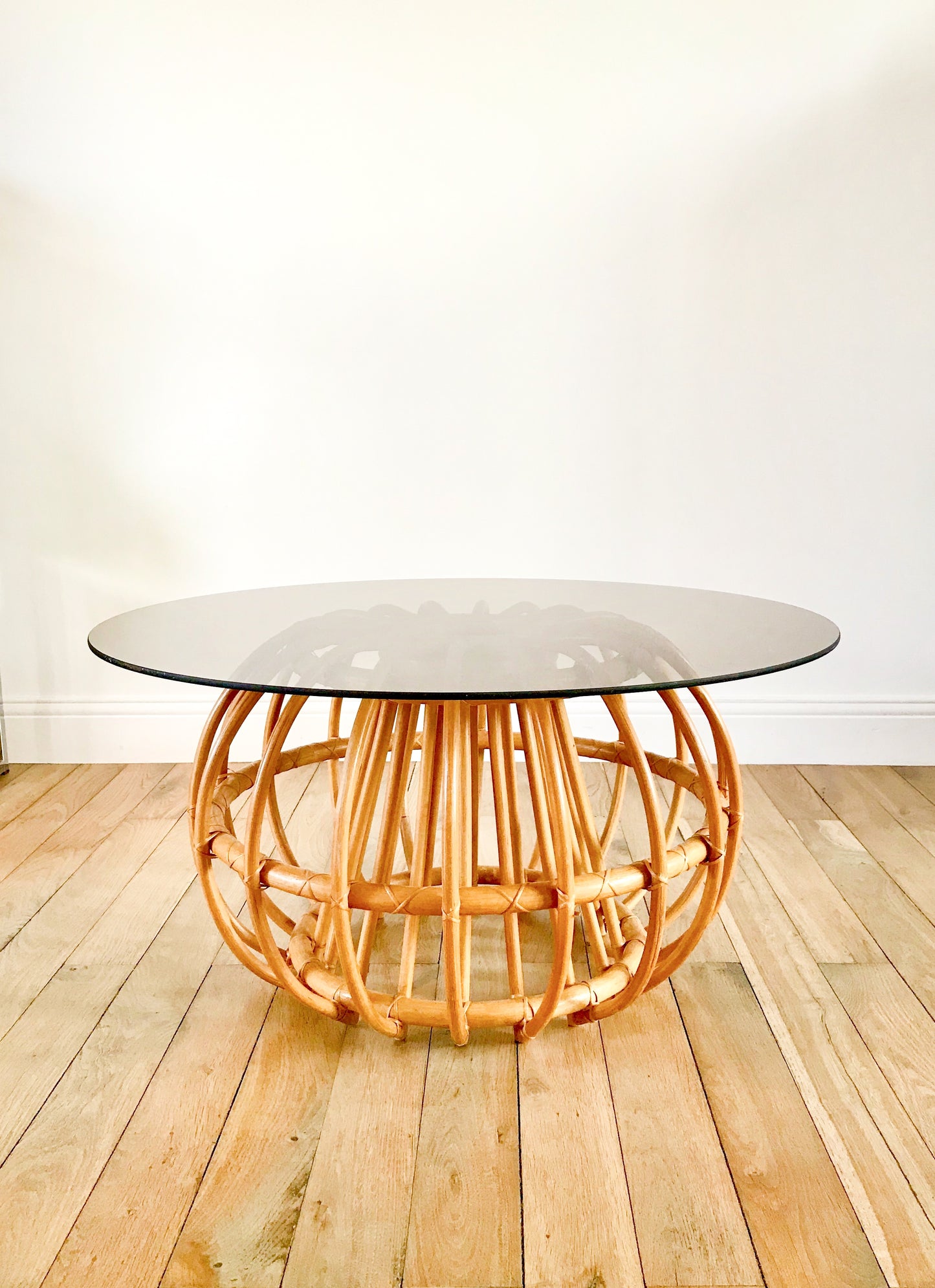 Table basse ronde design en rotin et verre fumé, 1970