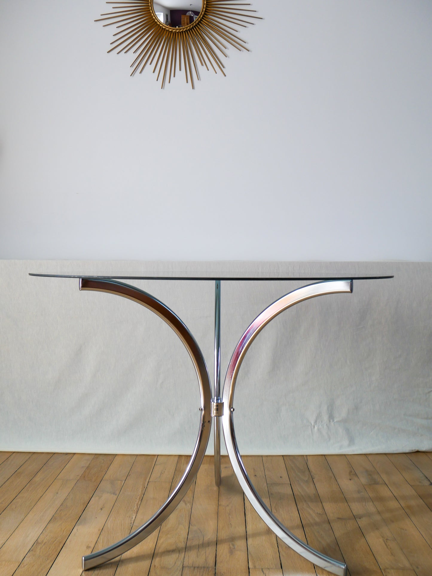 Table de salon ronde en verre fumé / bleuté et chrome piètements étoile design 1970