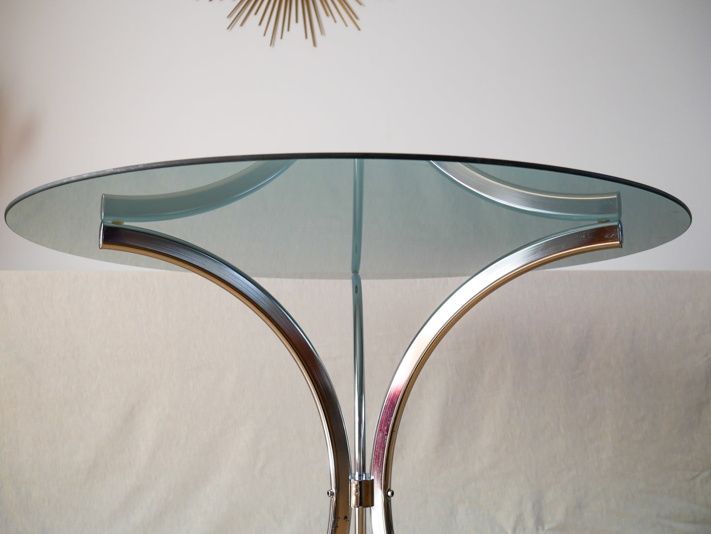 Table de salon ronde en verre fumé / bleuté et chrome piètements étoile design 1970