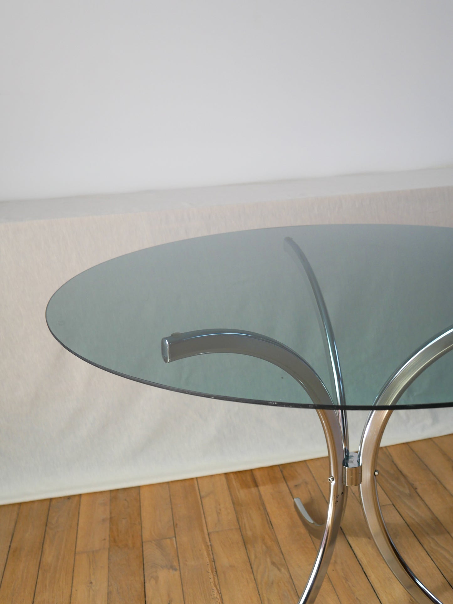 Table de salon ronde en verre fumé / bleuté et chrome piètements étoile design 1970