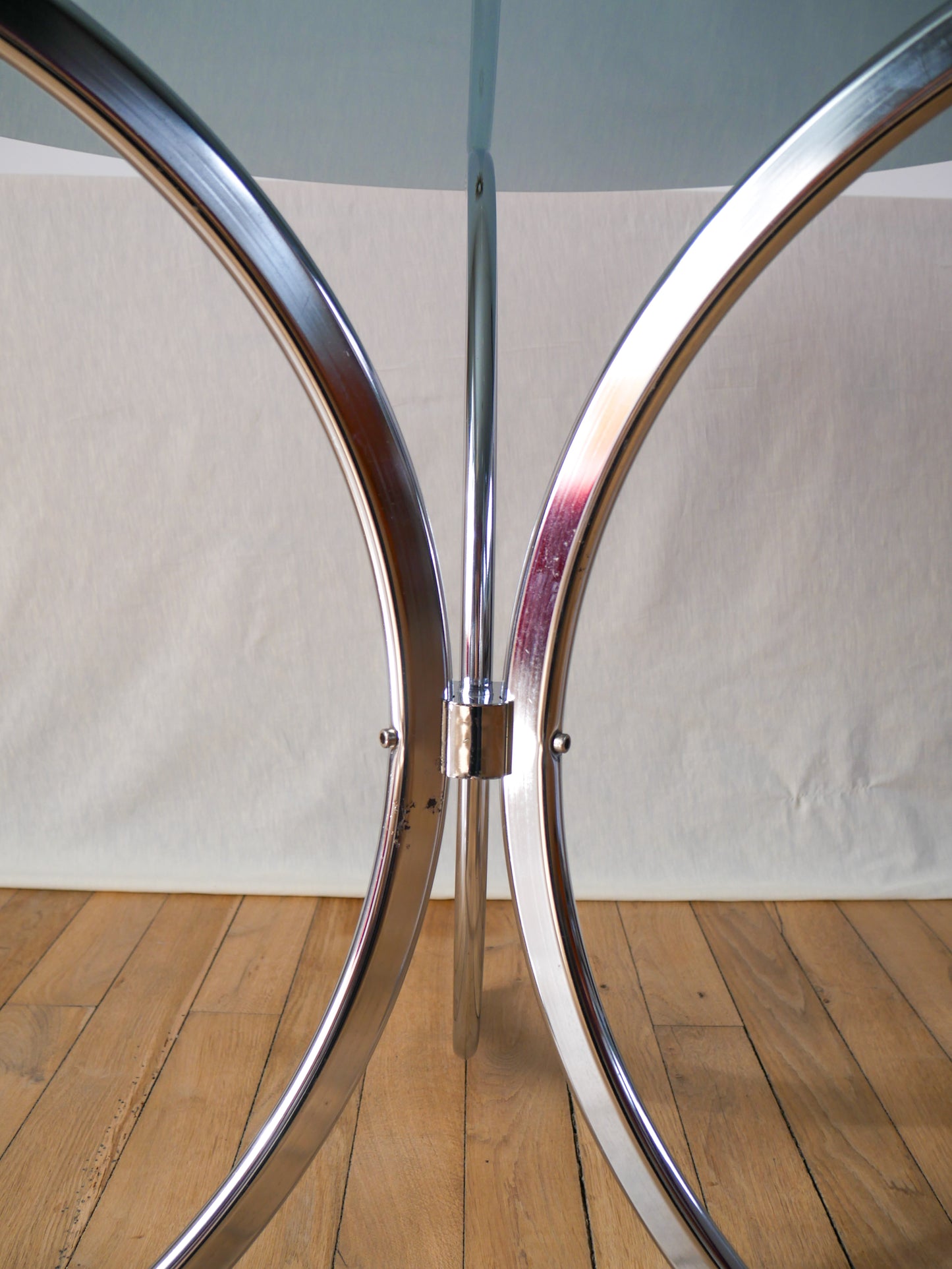 Table de salon ronde en verre fumé / bleuté et chrome piètements étoile design 1970