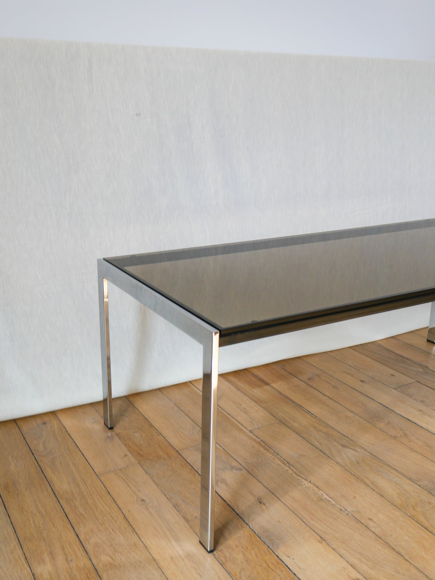 Table basse rectangulaire en verre fumé, chrome et métal noir design 1970