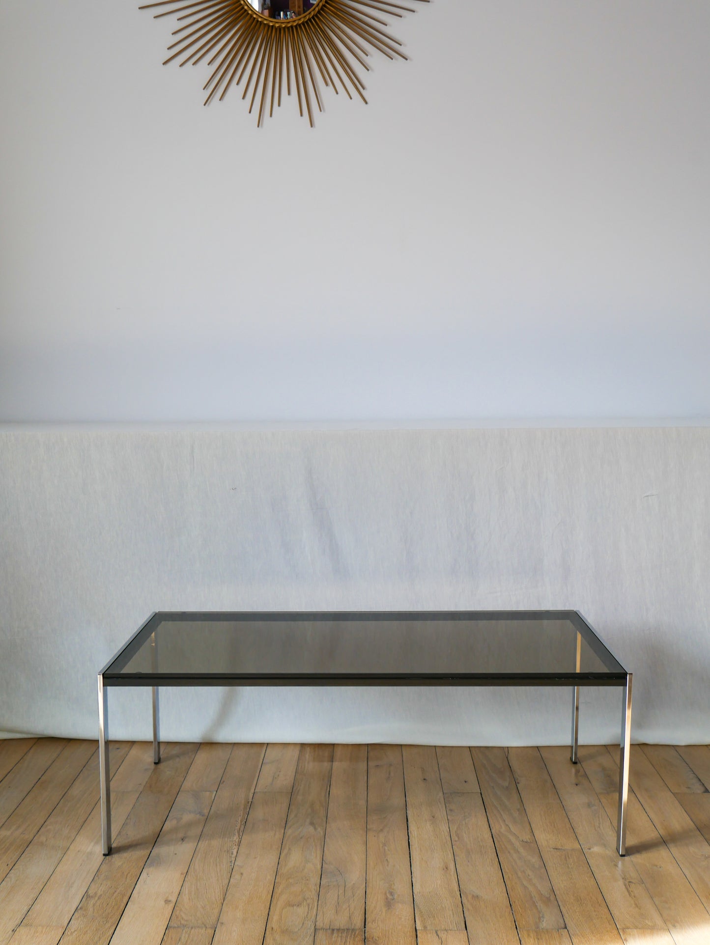 Table basse rectangulaire en verre fumé, chrome et métal noir design 1970