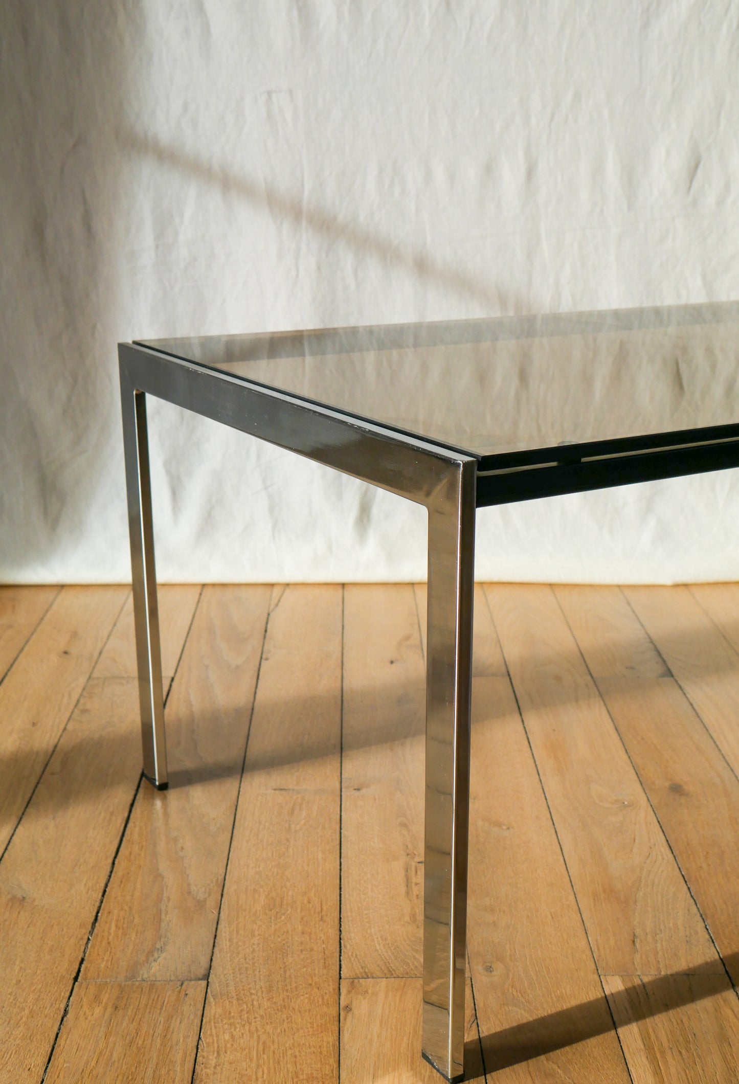 Table basse rectangulaire en verre fumé, chrome et métal noir design 1970