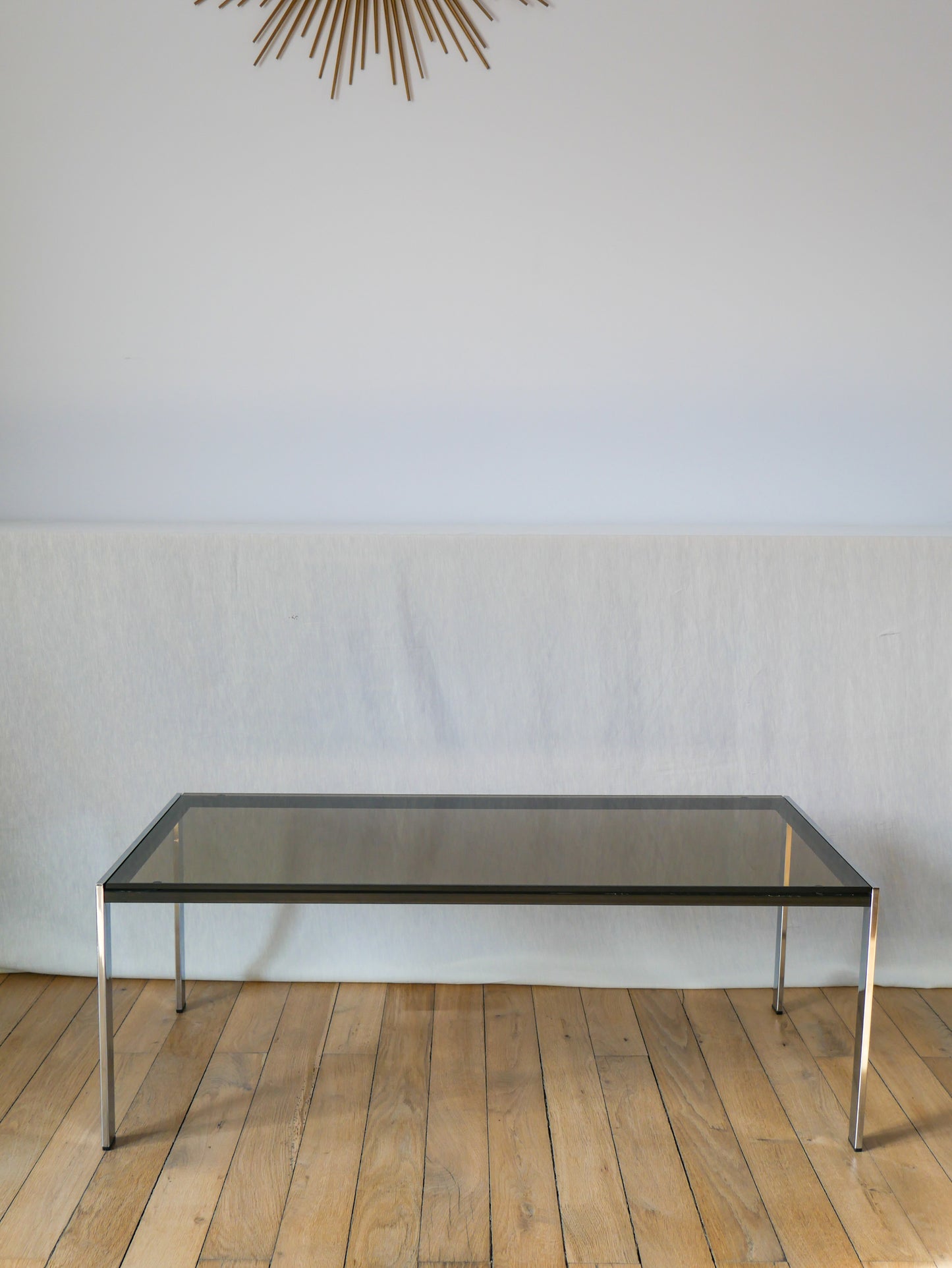 Table basse rectangulaire en verre fumé, chrome et métal noir design 1970