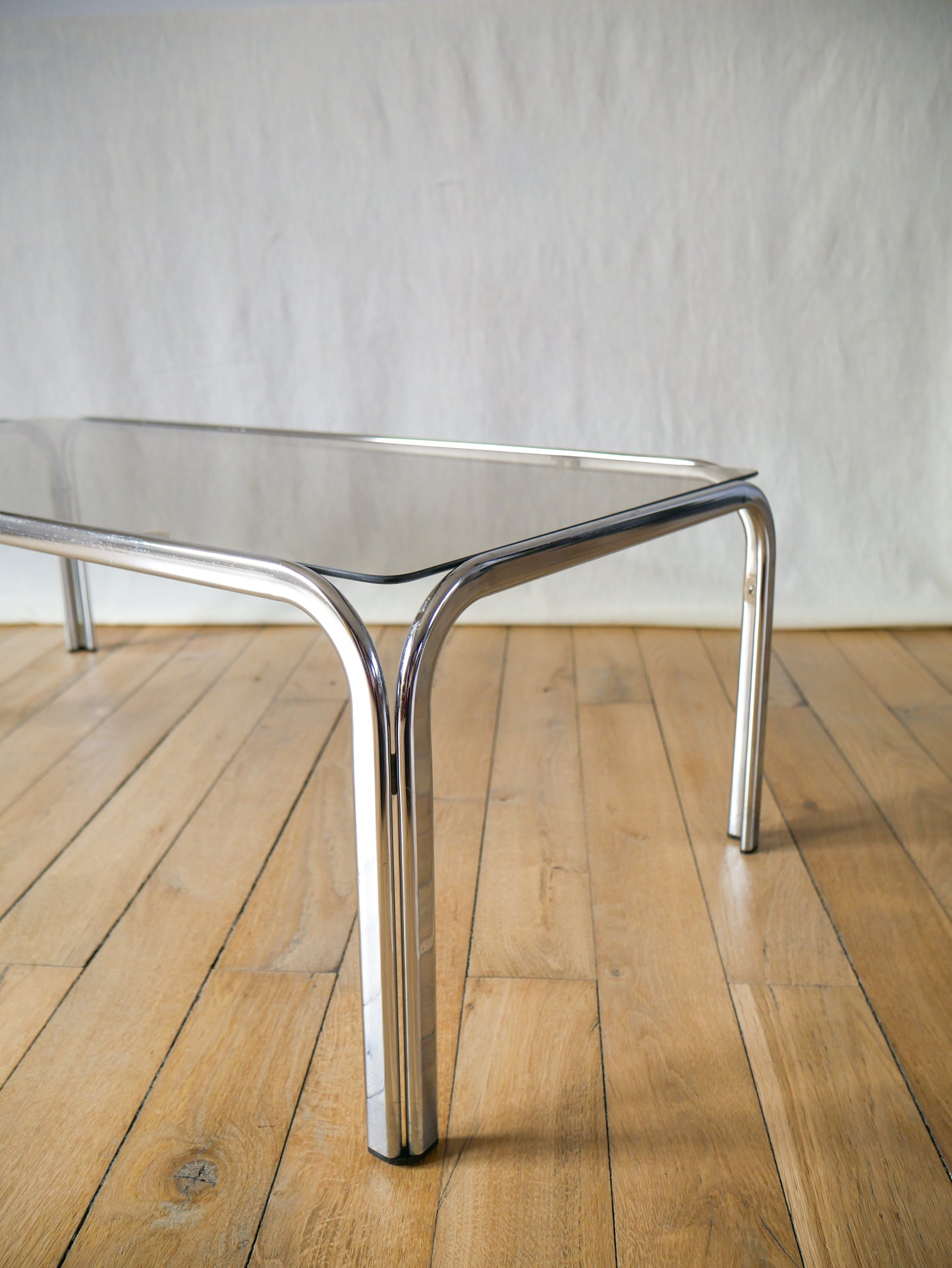 Table basse rectangulaire en verre fumé et chrome design 1970