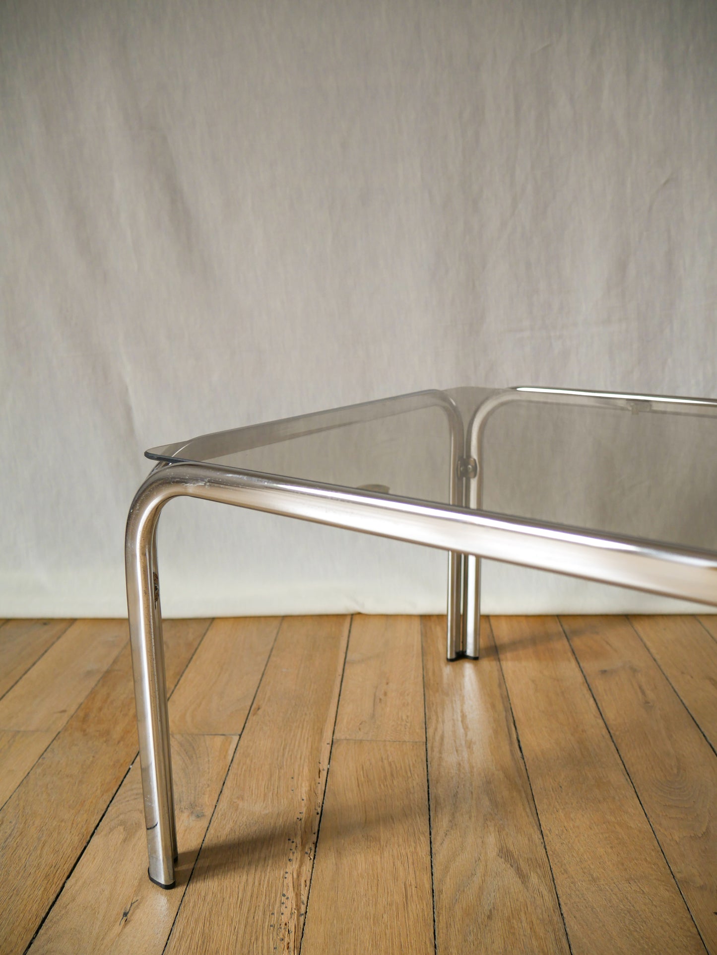 Table basse rectangulaire en verre fumé et chrome design 1970