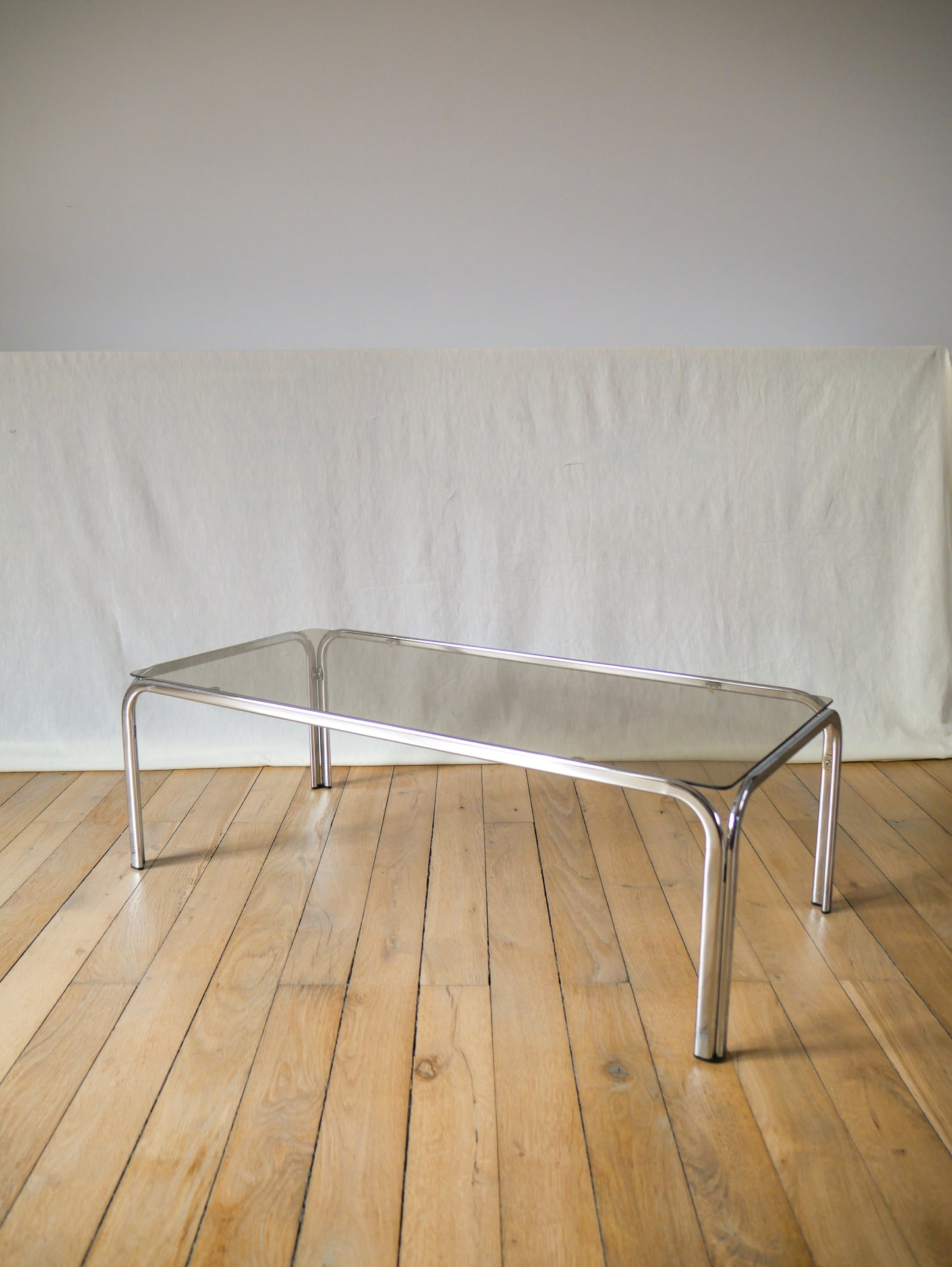 Table basse rectangulaire en verre fumé et chrome design 1970