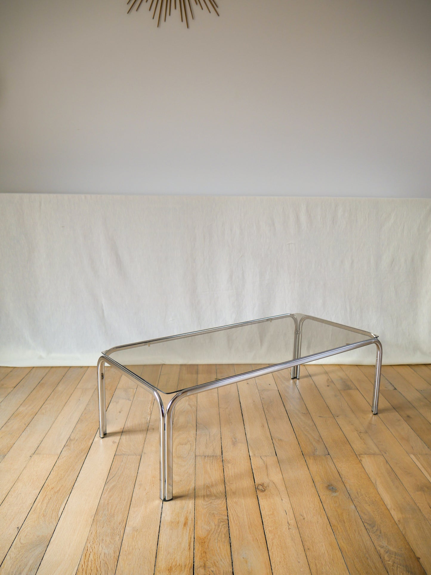 Table basse rectangulaire en verre fumé et chrome design 1970