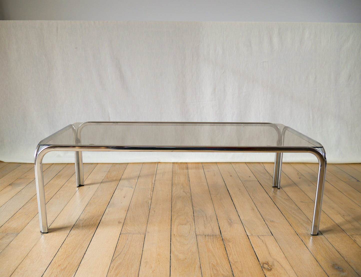 Table basse rectangulaire en verre fumé et chrome design 1970