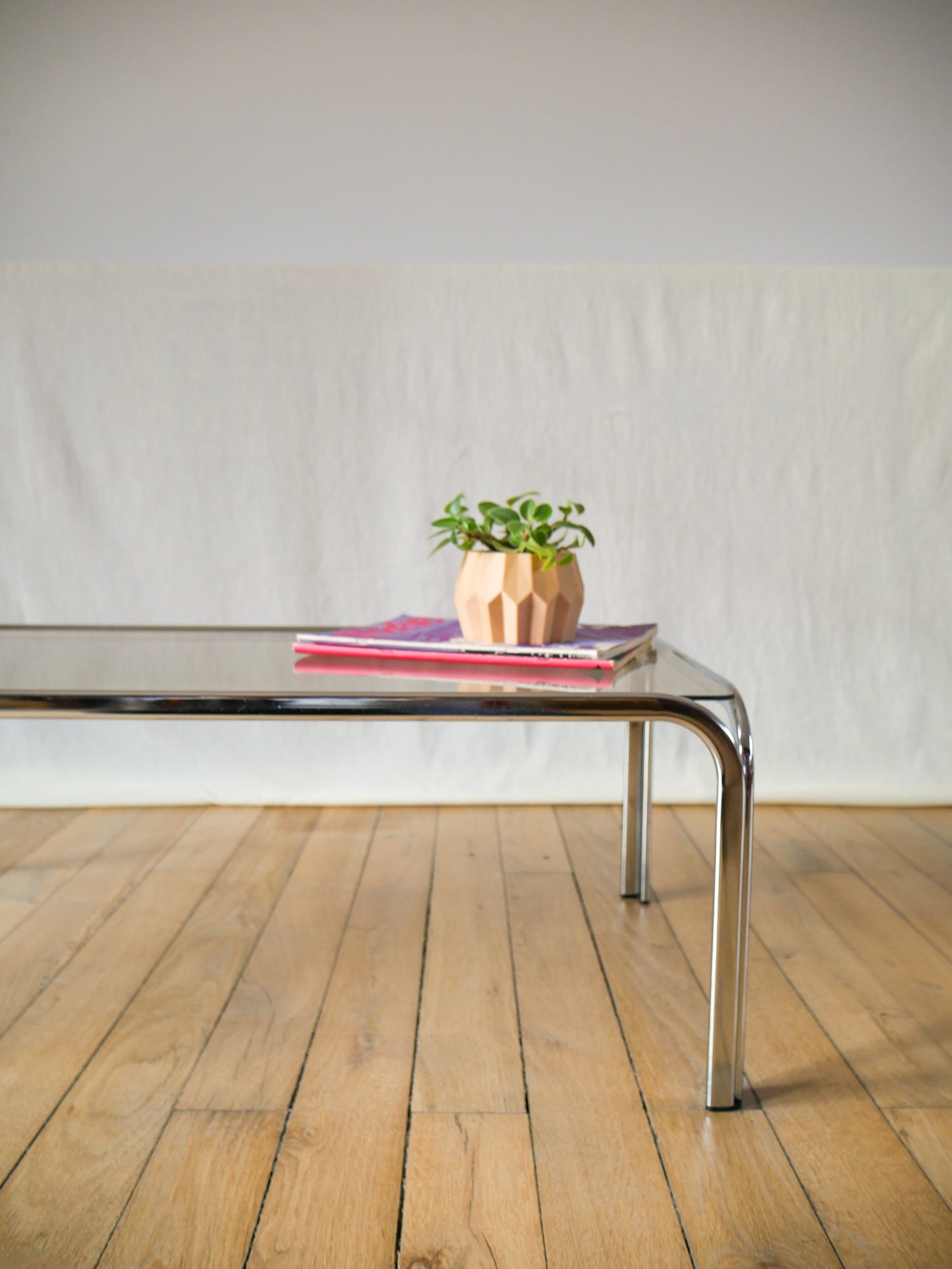 Table basse rectangulaire en verre fumé et chrome design 1970