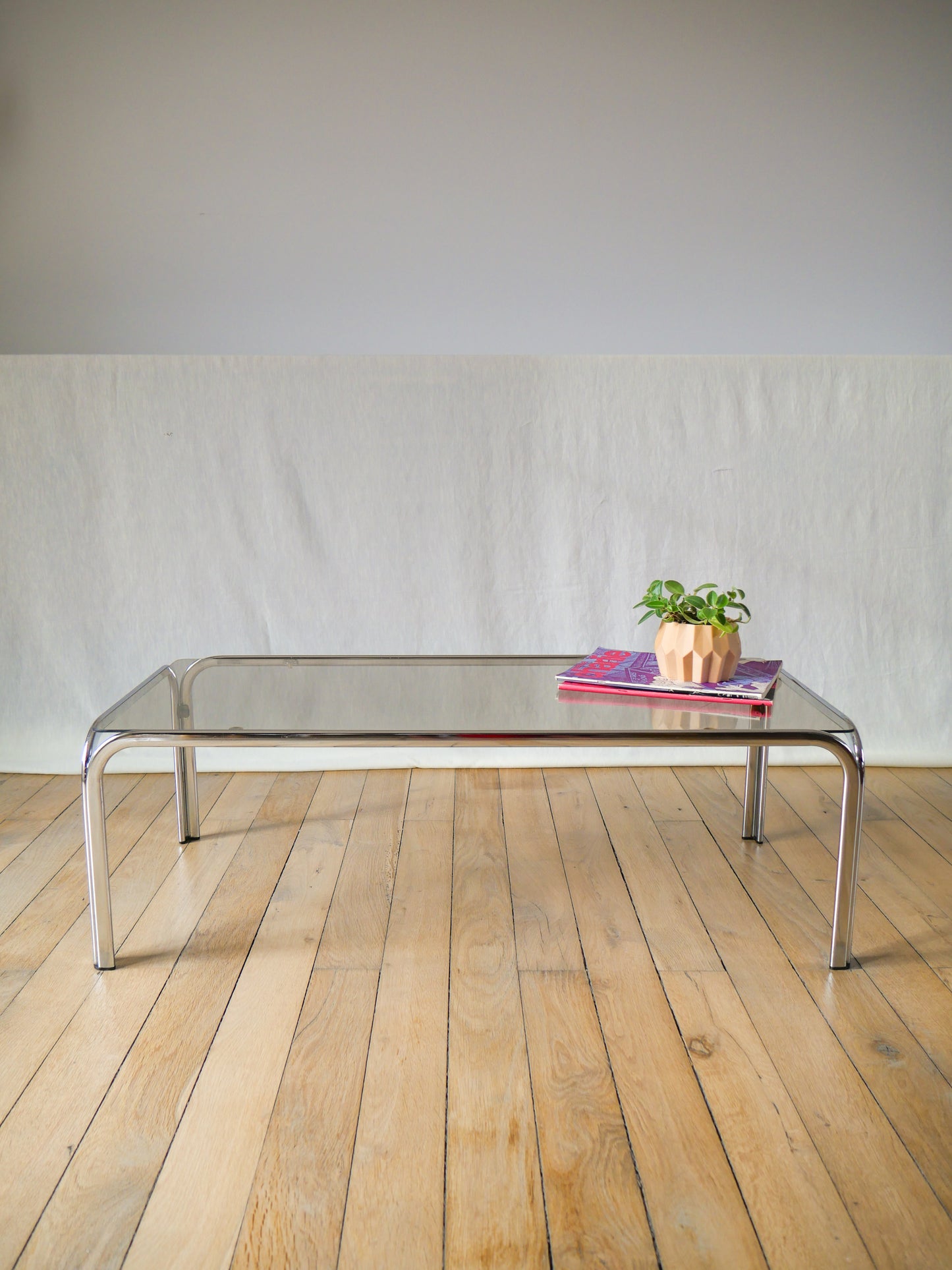 Table basse rectangulaire en verre fumé et chrome design 1970