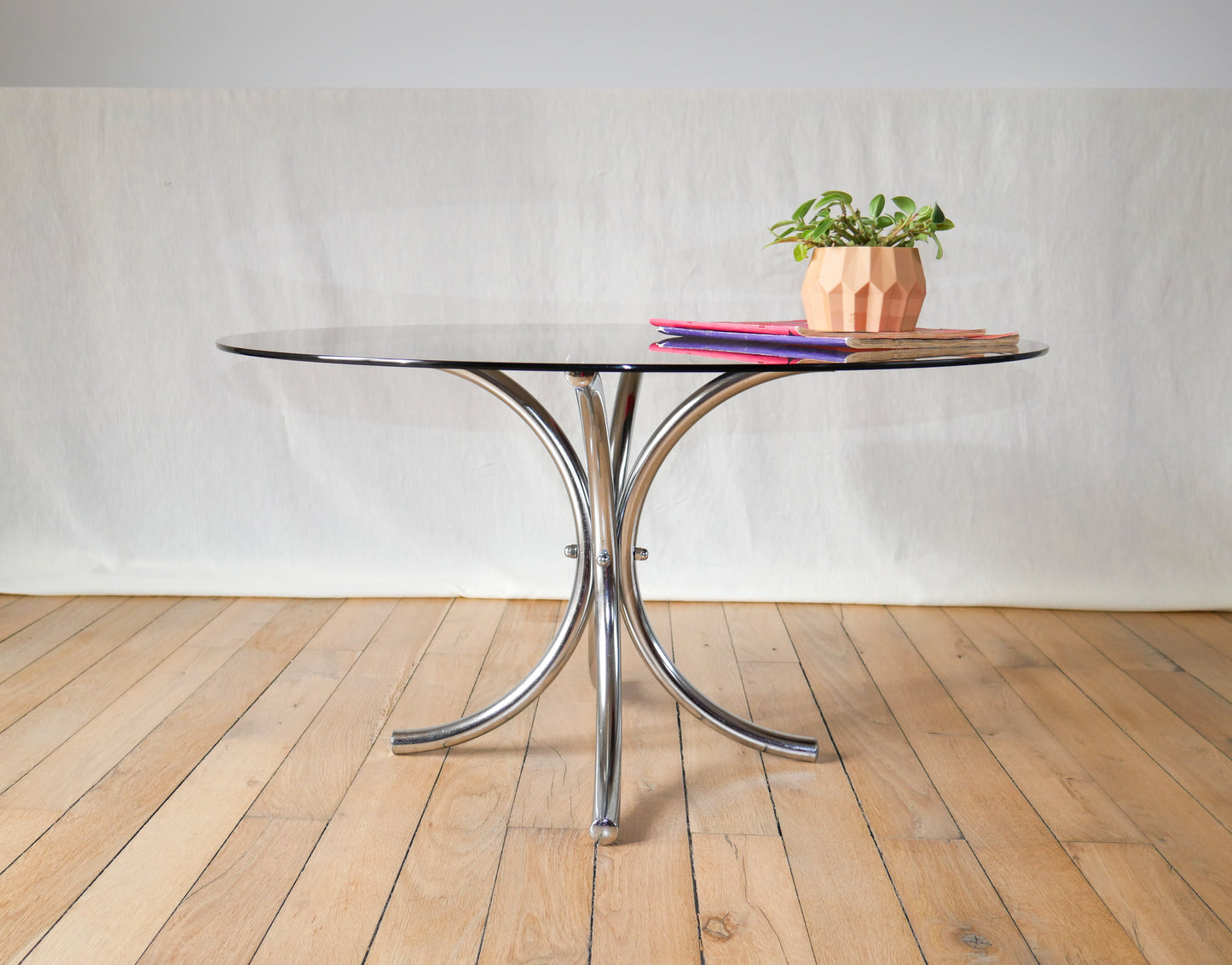 Table basse ronde en verre fumé et chrome piètements étoile design 1970