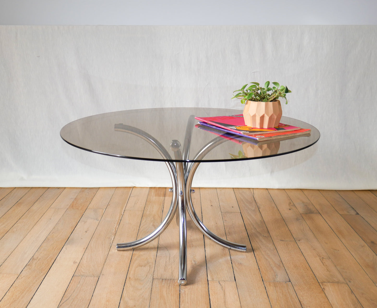 Table basse ronde en verre fumé et chrome piètements étoile design 1970