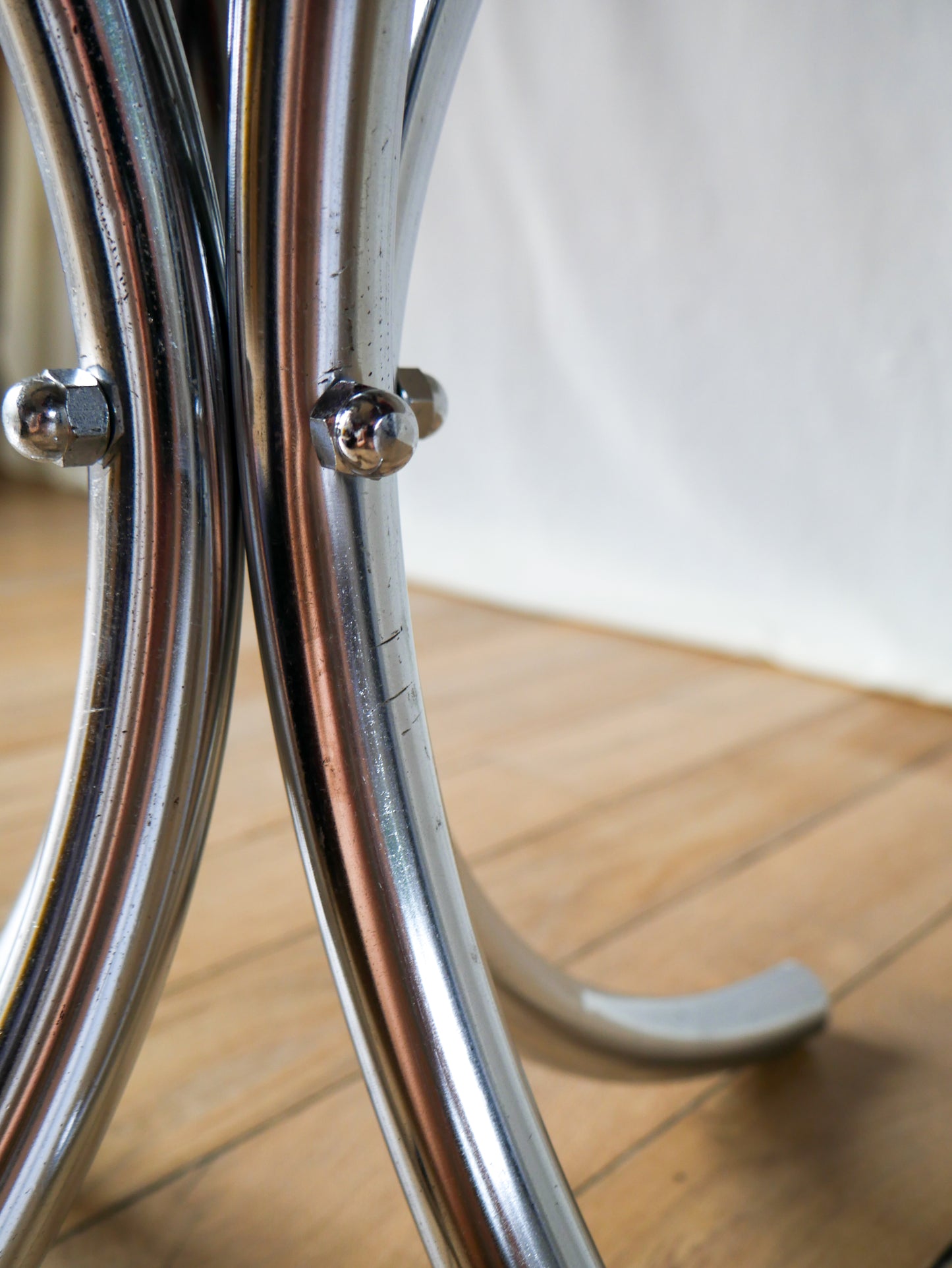 Table basse ronde en verre fumé et chrome piètements étoile design 1970