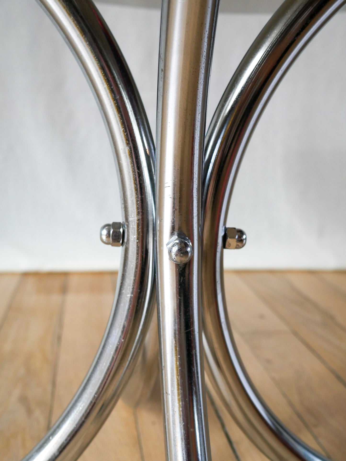 Table basse ronde en verre fumé et chrome piètements étoile design 1970