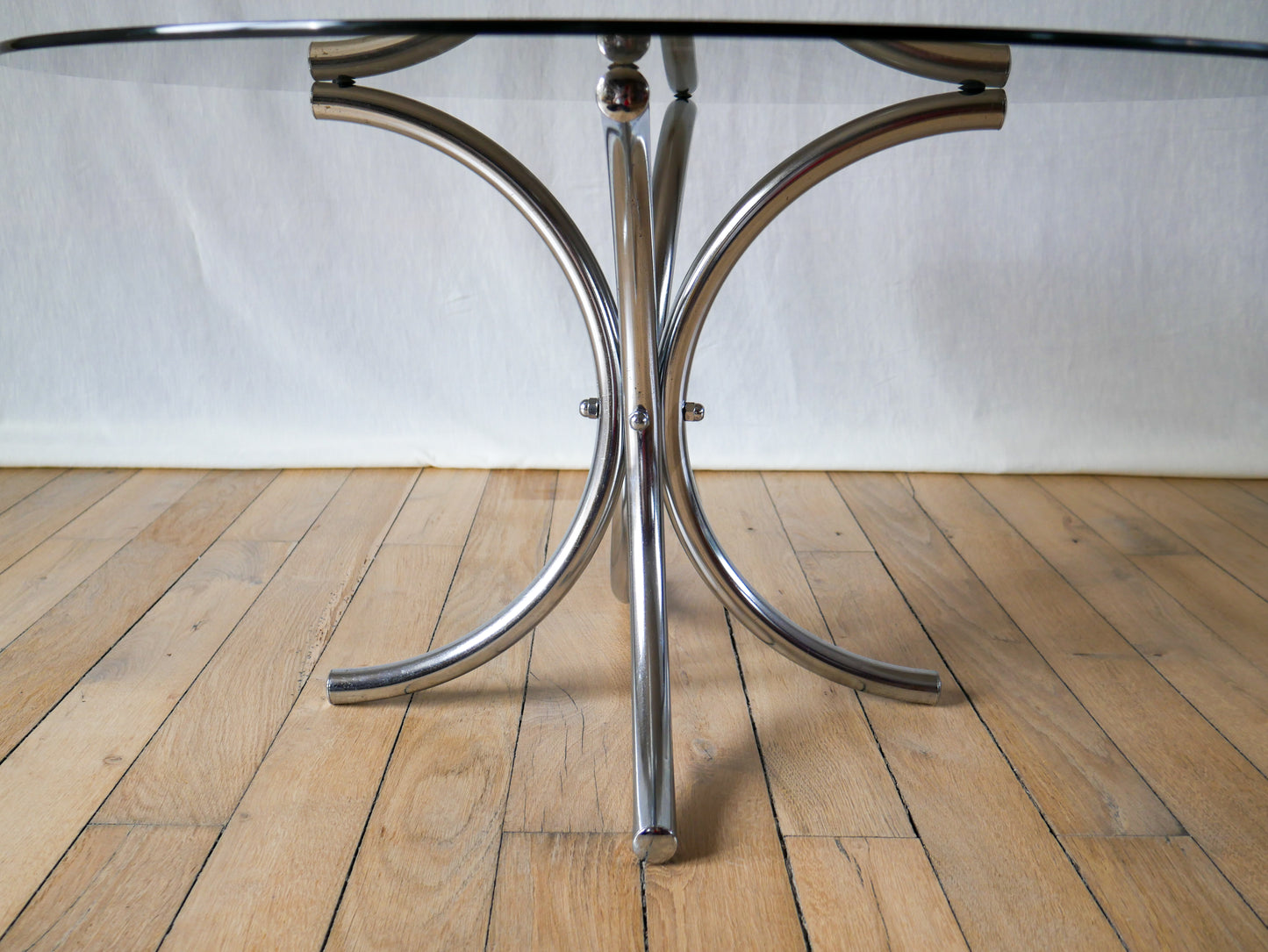 Table basse ronde en verre fumé et chrome piètements étoile design 1970