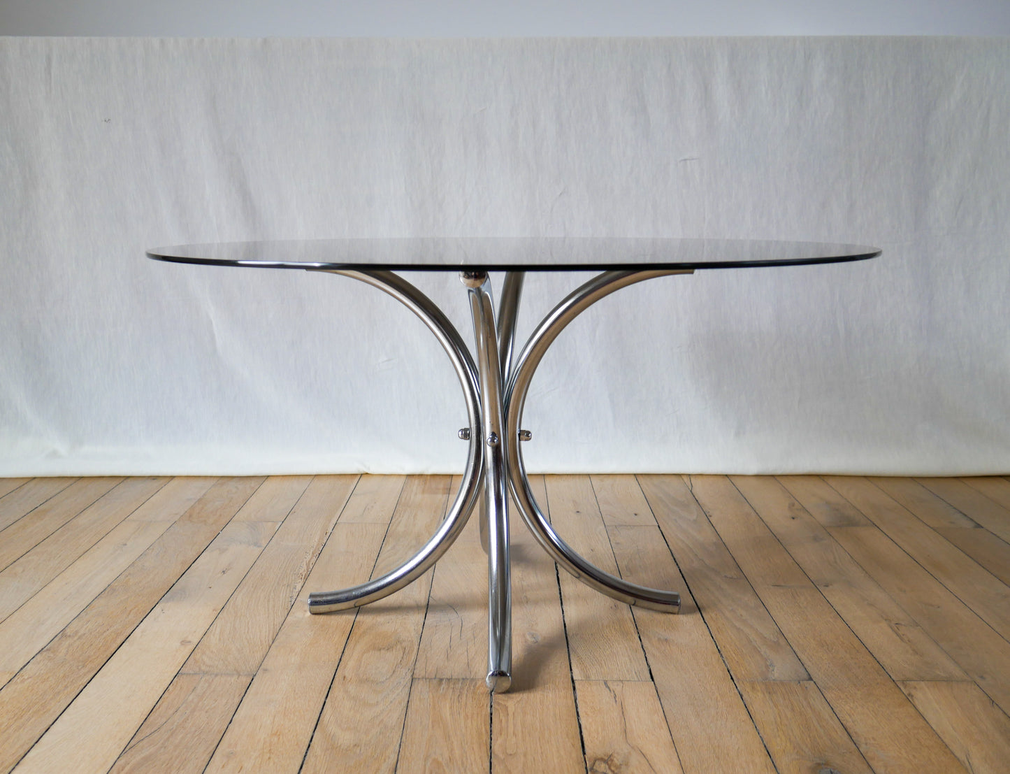 Table basse ronde en verre fumé et chrome piètements étoile design 1970