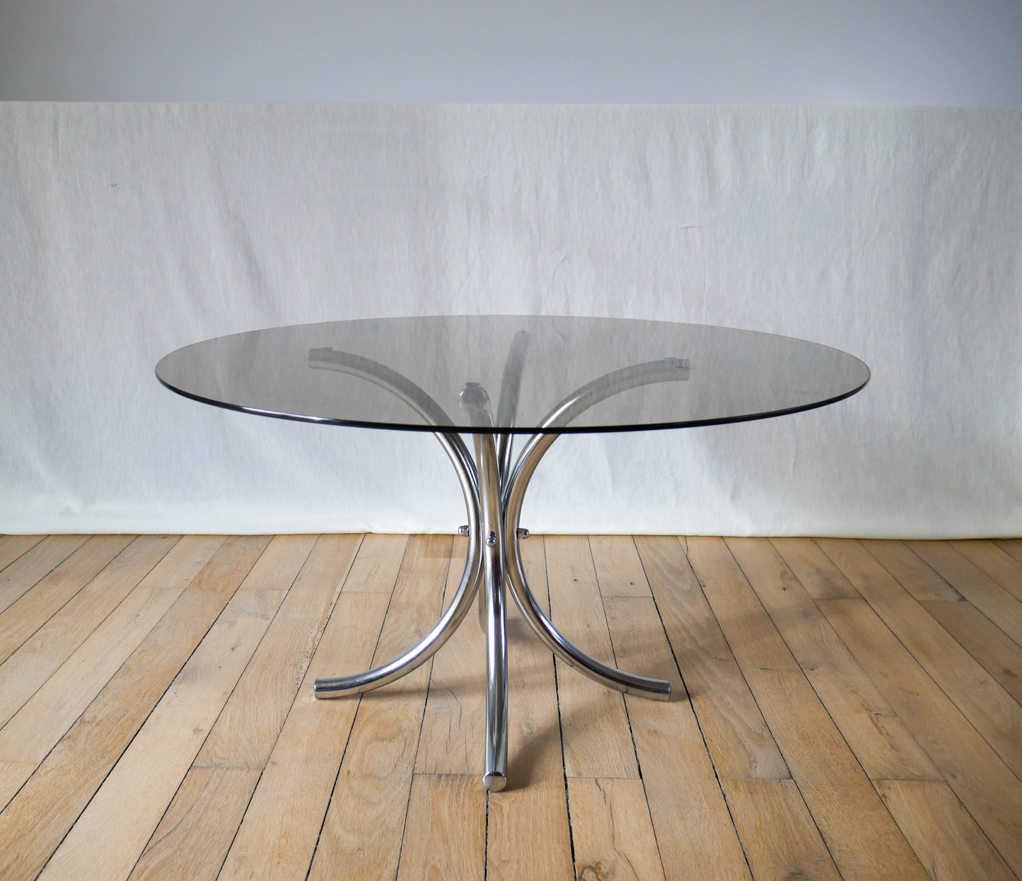 Table basse ronde en verre fumé et chrome piètements étoile design 1970