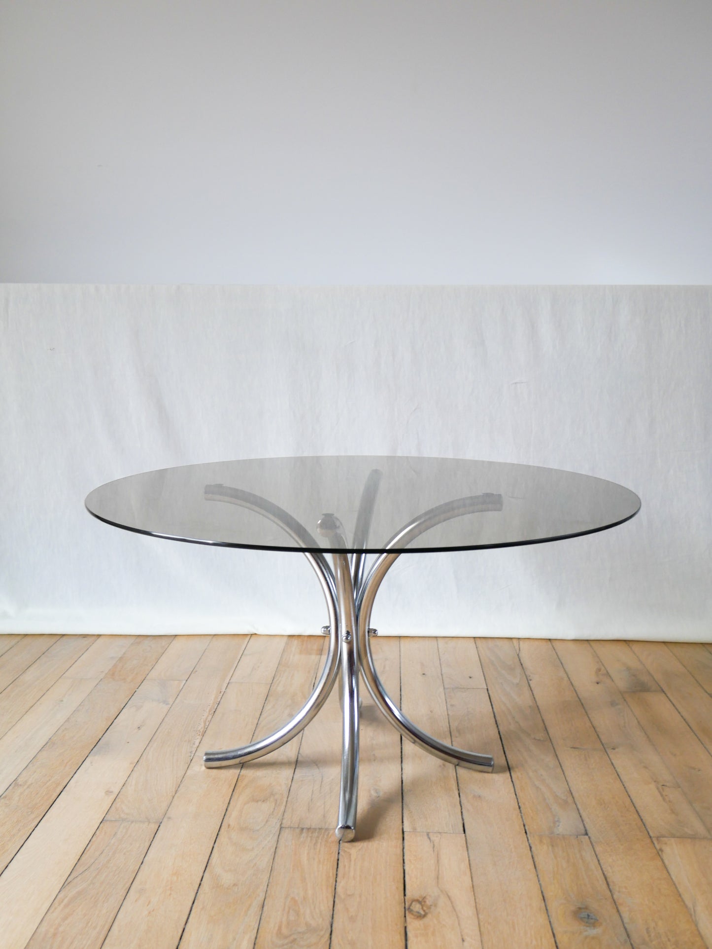 Table basse ronde en verre fumé et chrome piètements étoile design 1970