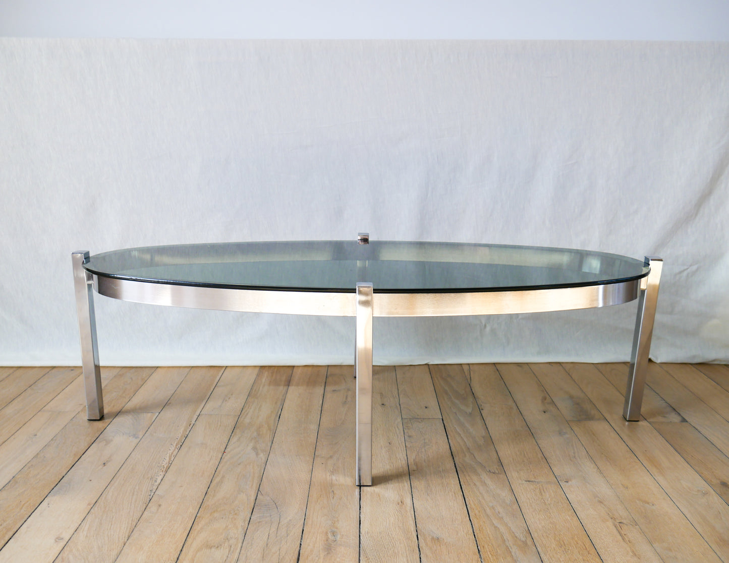 Table basse ovale en verre fumé et chrome design 1970