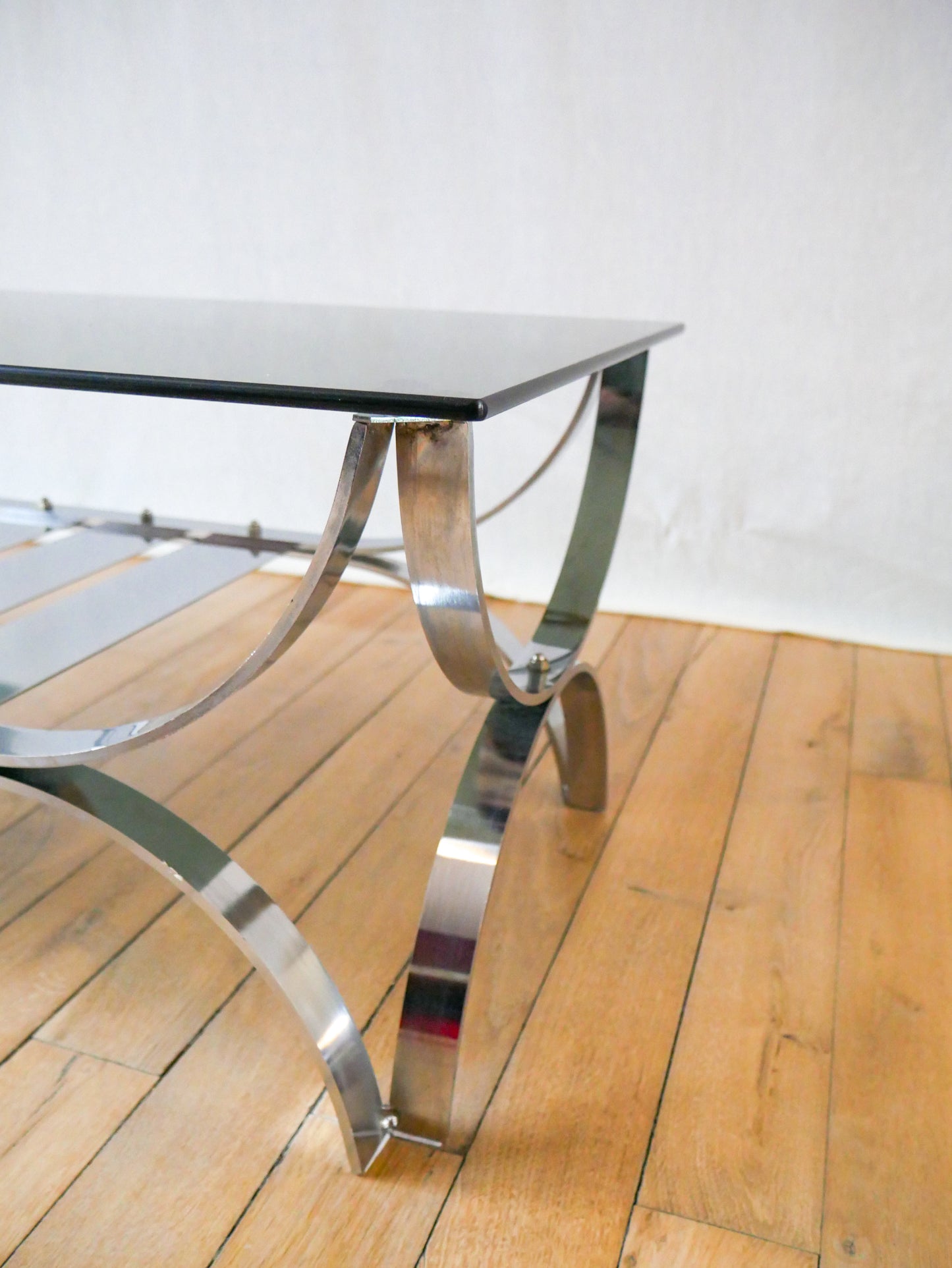 Table basse rectangulaire en verre fumé et chrome double plateaux design 1970