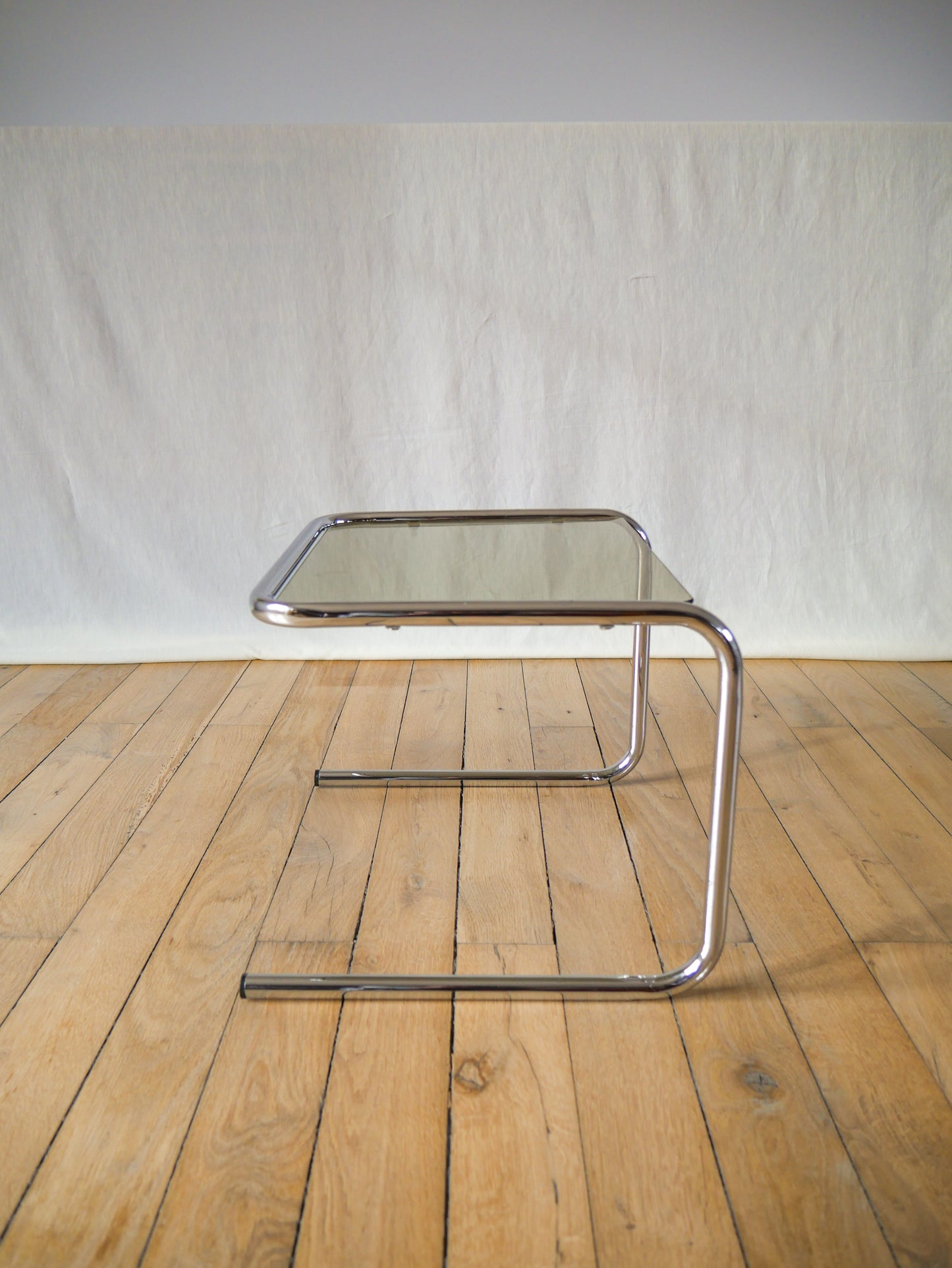 Petite table basse design en verre fumé et chrome pieds tubulaires 1970