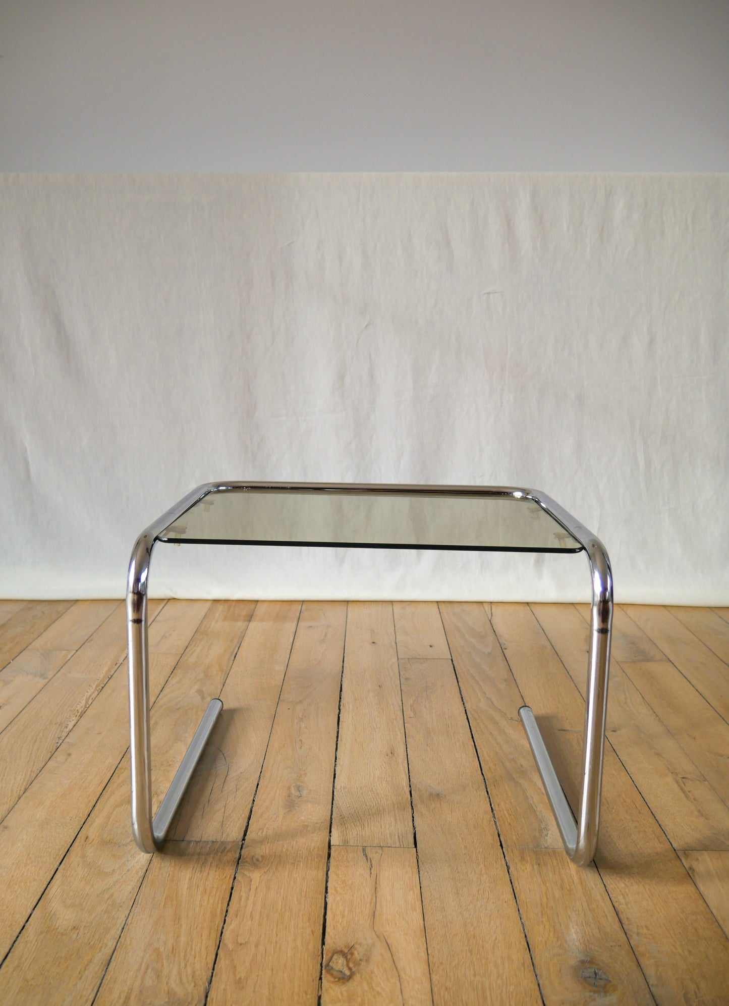 Petite table basse design en verre fumé et chrome pieds tubulaires 1970