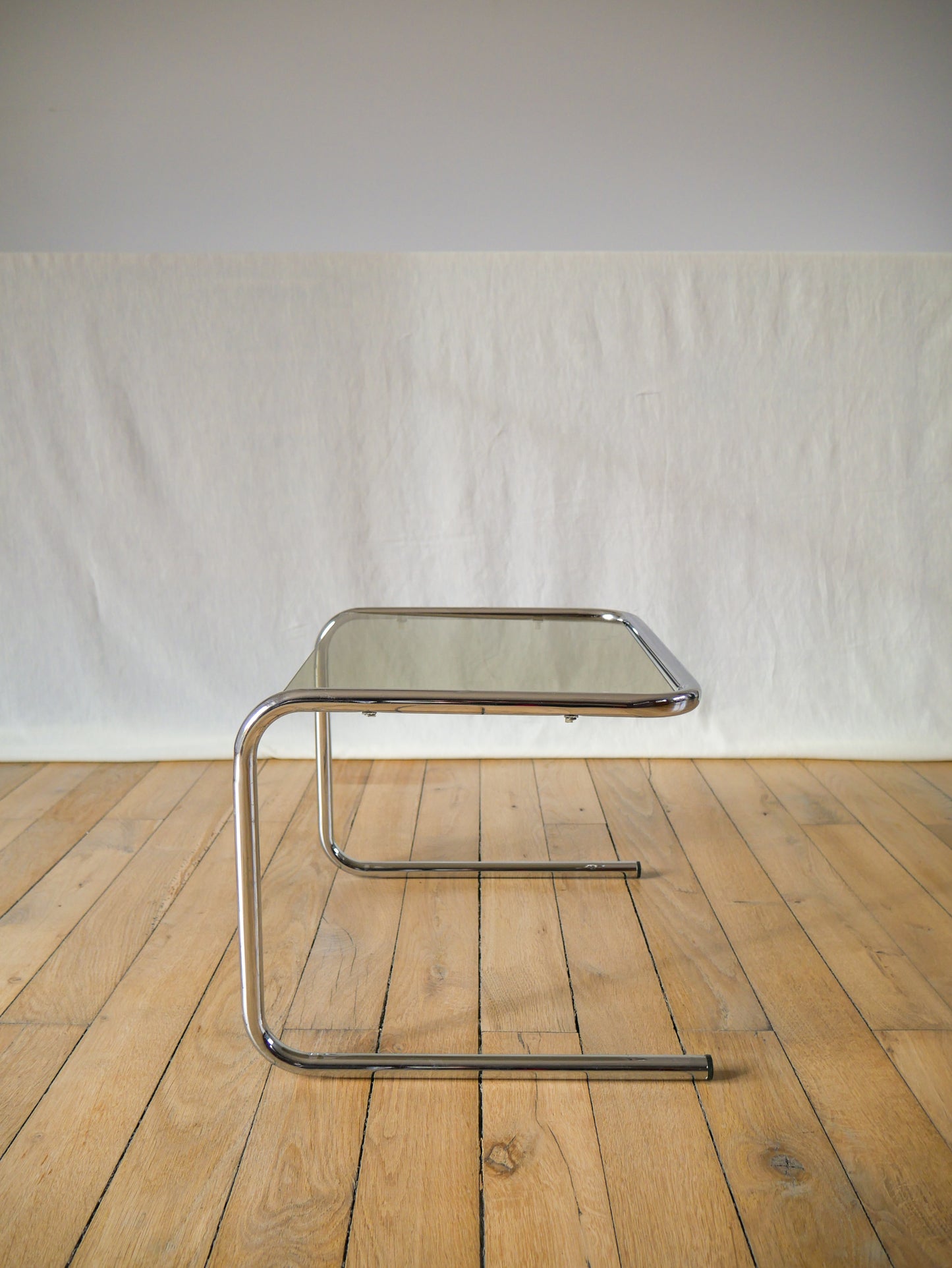 Petite table basse design en verre fumé et chrome pieds tubulaires 1970